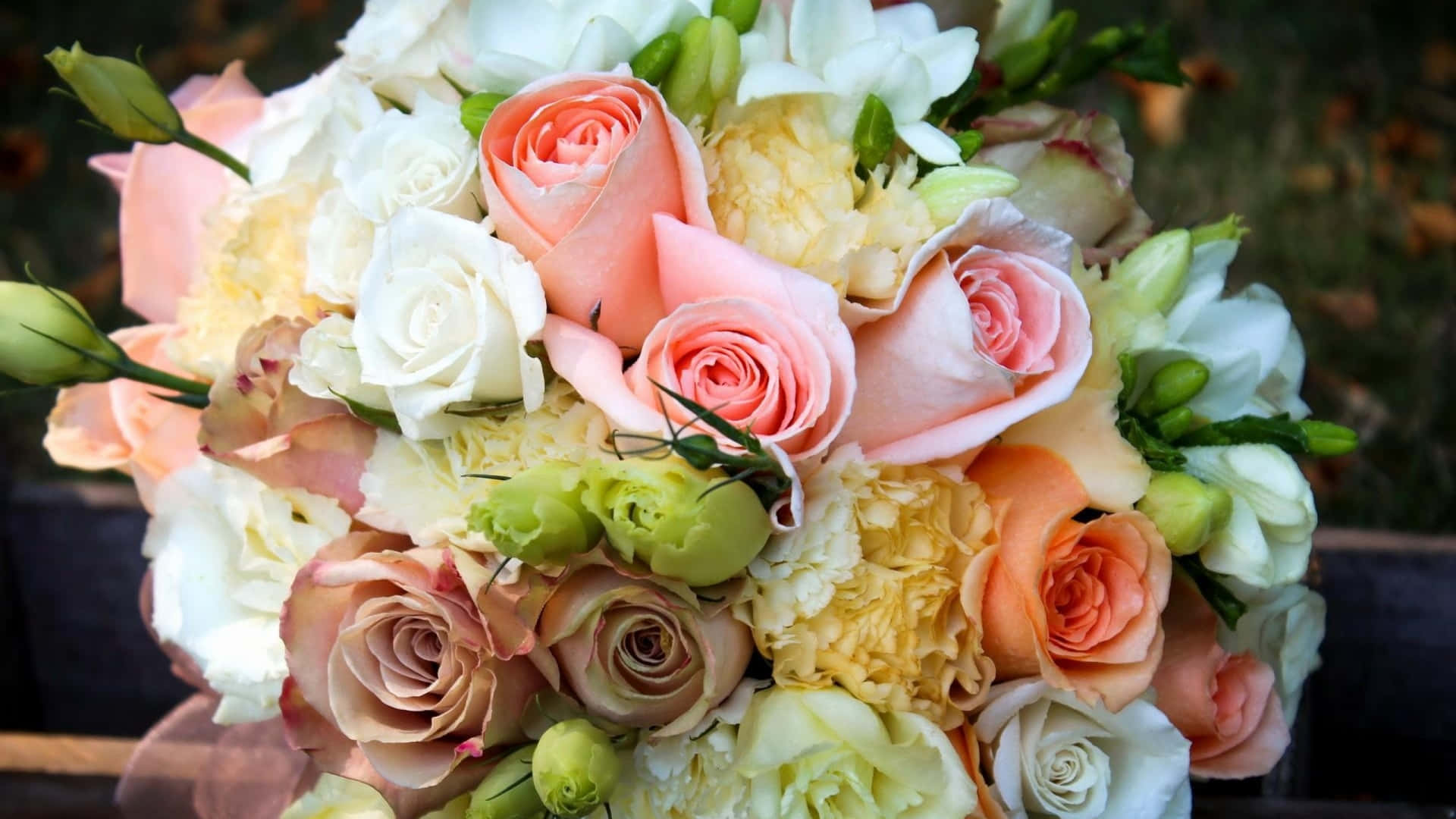 1440p Wedding Bouquet Roses Background