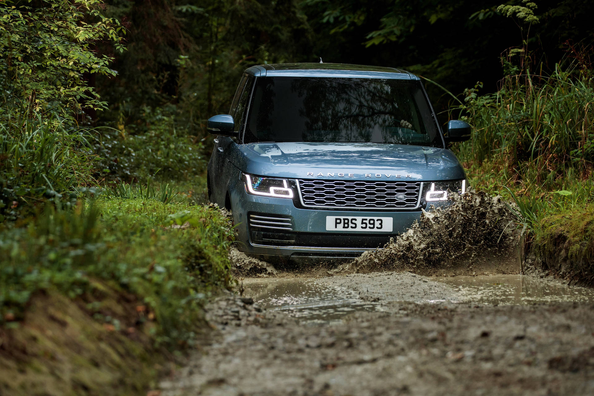 Elegance In Ruggedness - The 4k Range Rover Battling Diverse Terrains Wallpaper