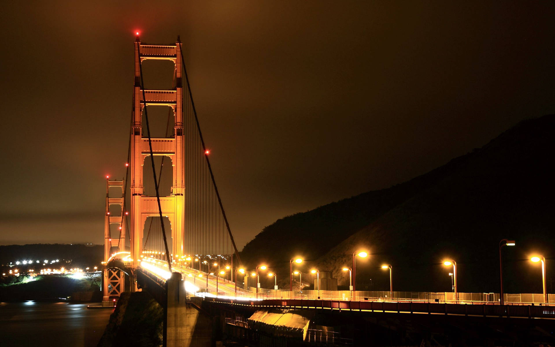 America's Iconic Golden Gate Bridge Wallpaper