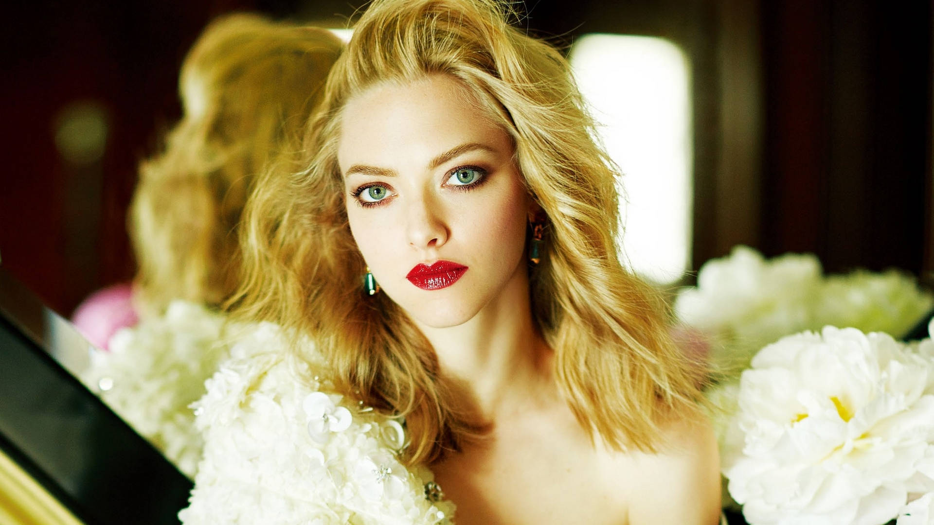 Elegant Blonde Beauty in Red Lipstick Wallpaper