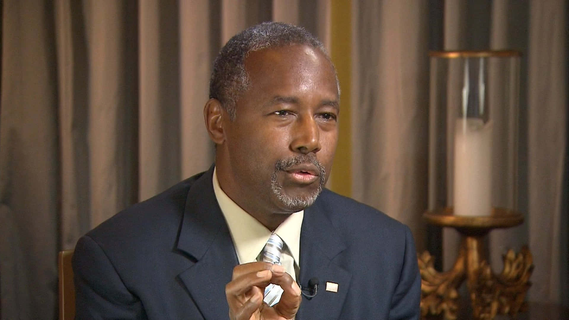 Caption: Ben Carson Engaged in Discussion Wallpaper
