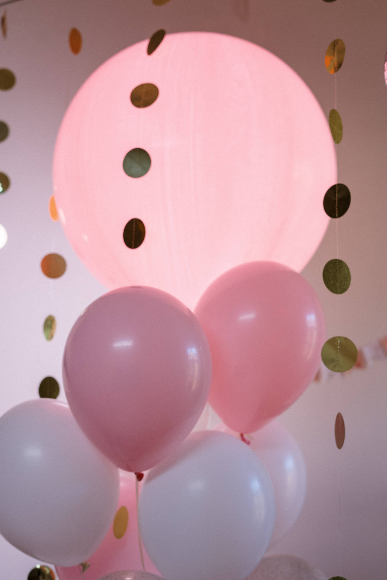 Birthday Polka Dot Balloon Wallpaper