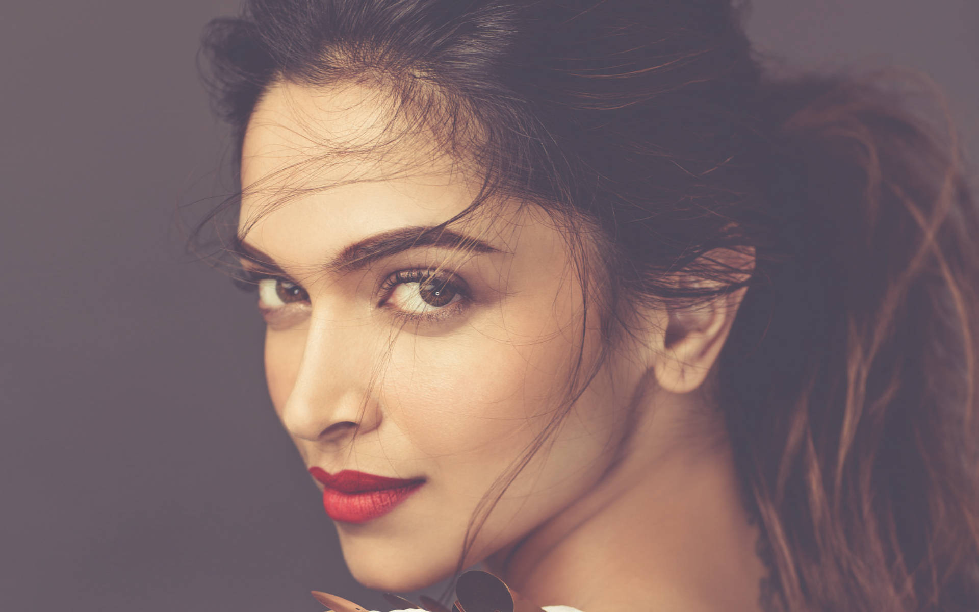 Bollywood Deepika Padukone Close-Up Wallpaper