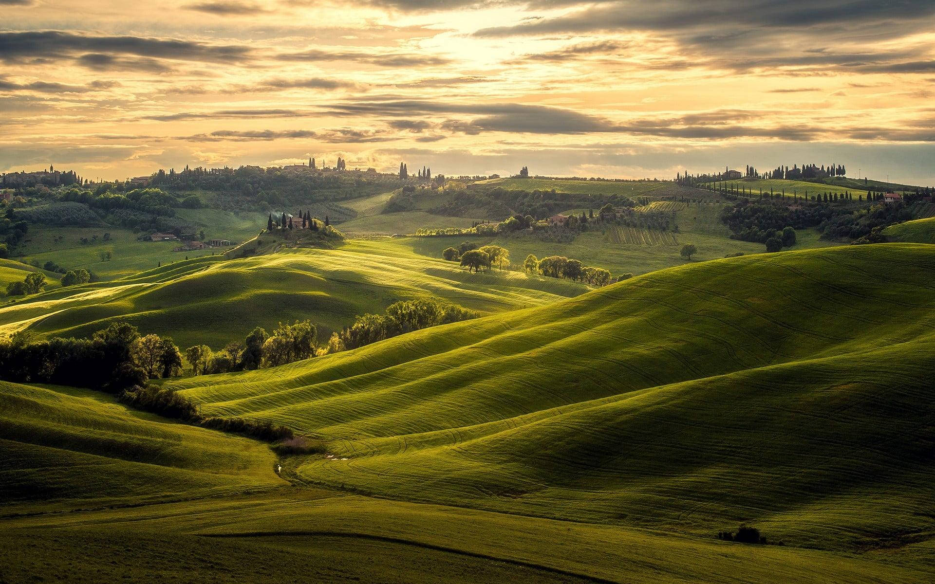 Breathtaking Rolling Hills Of Tuscany Wallpaper
