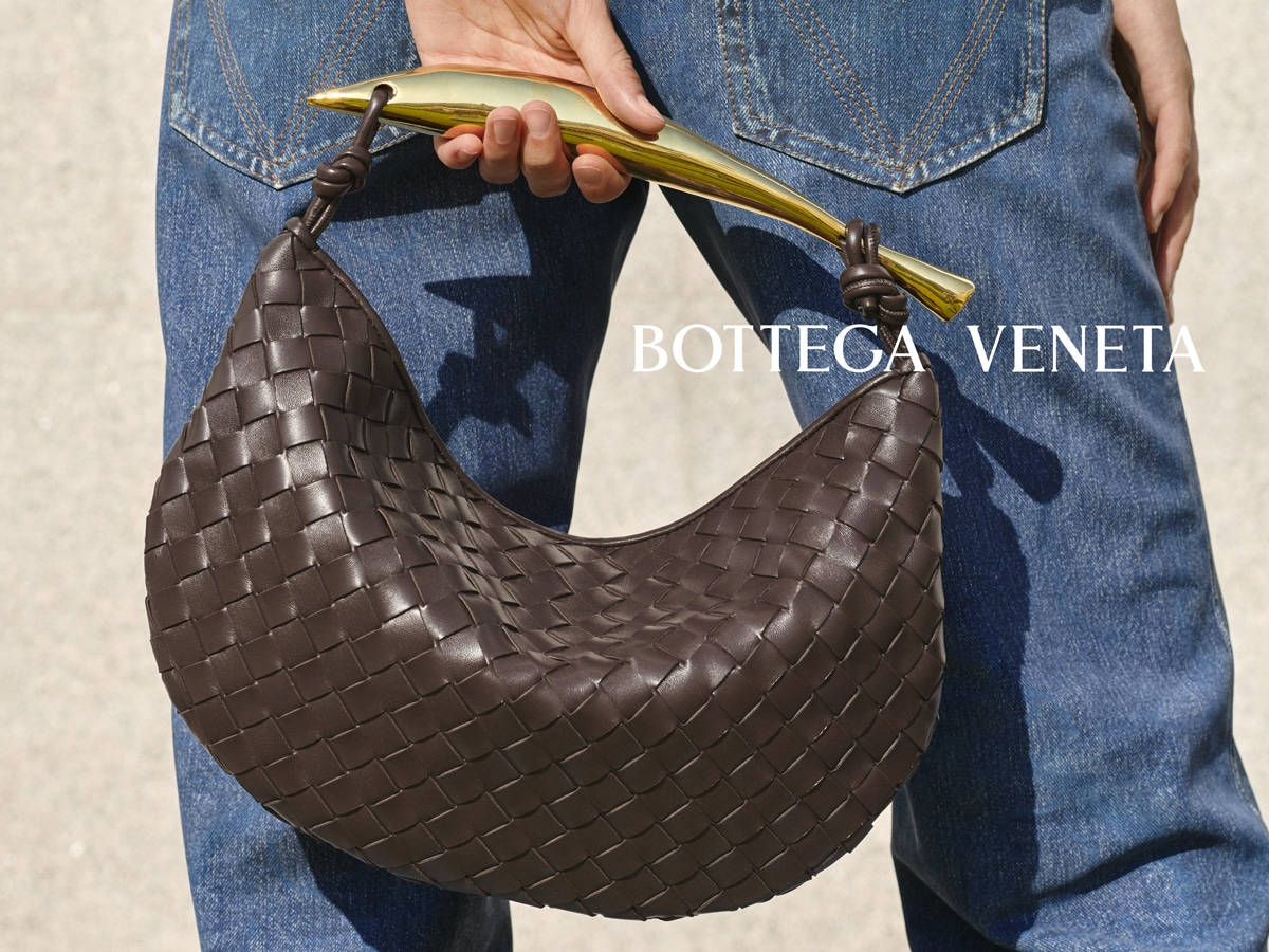 Iconic Luxury - The Classic Bottega Veneta Handbag Wallpaper