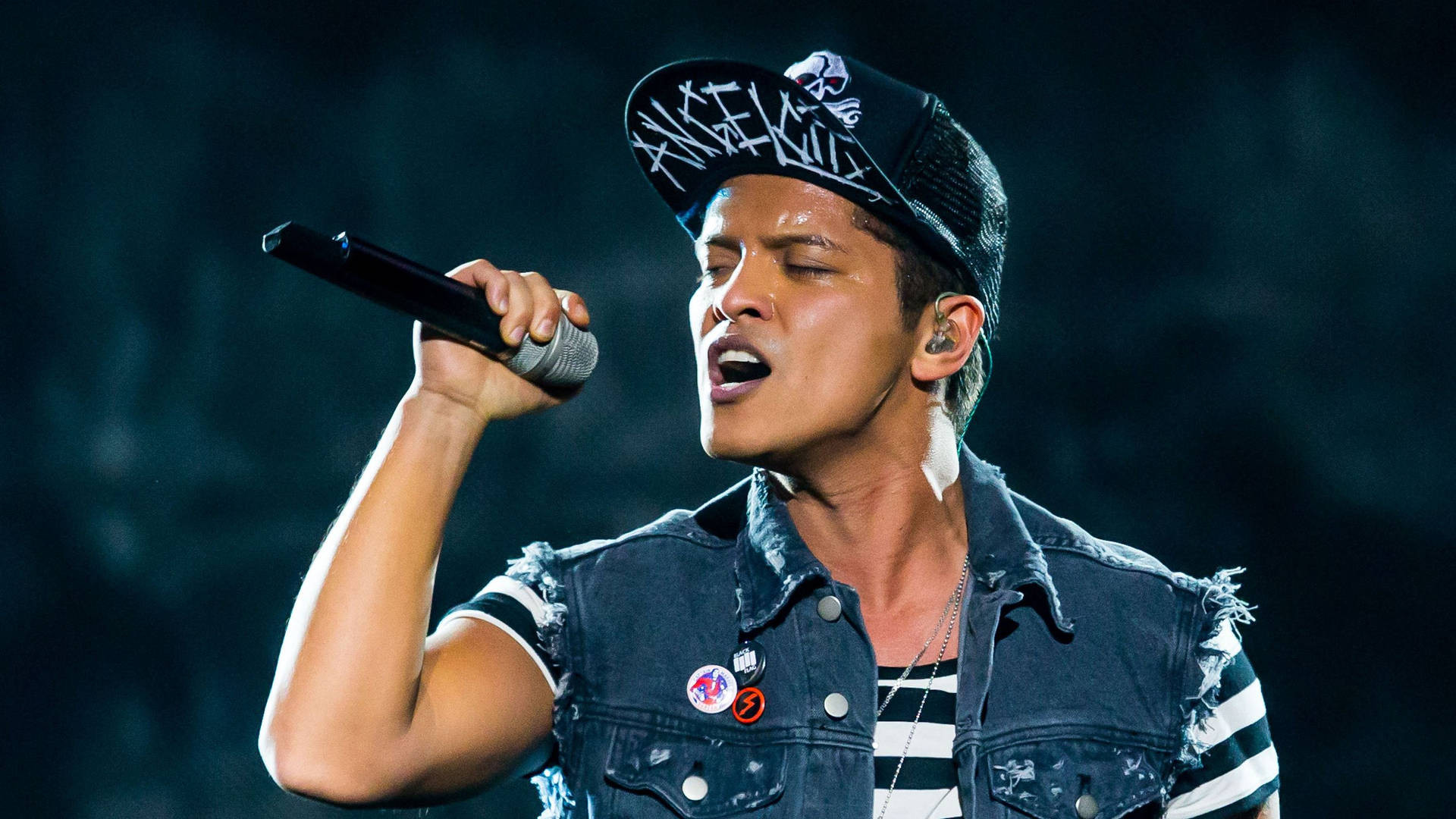Bruno Mars performs his hit song "Just The Way You Are" live Wallpaper