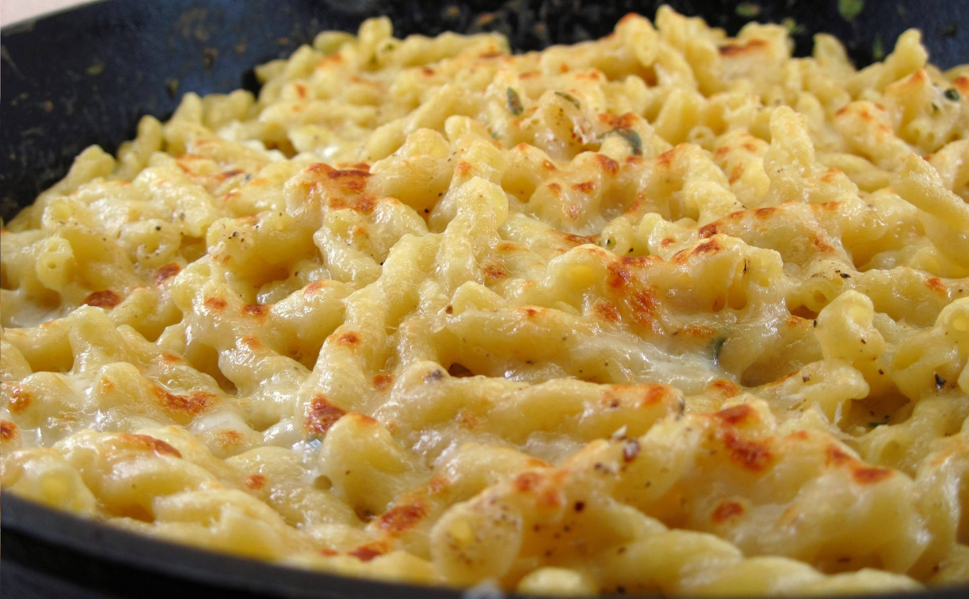 Cast Iron Mac And Cheese Wallpaper