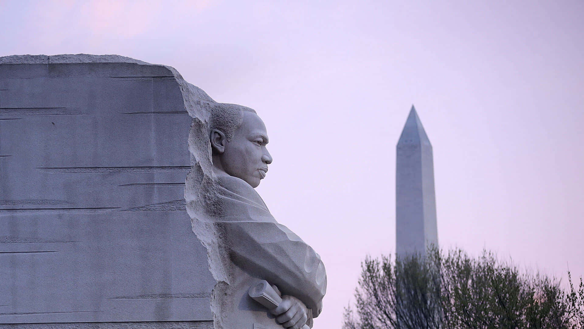 Revered Statue of Civil Rights Leader, Martin Luther King Jr. Wallpaper