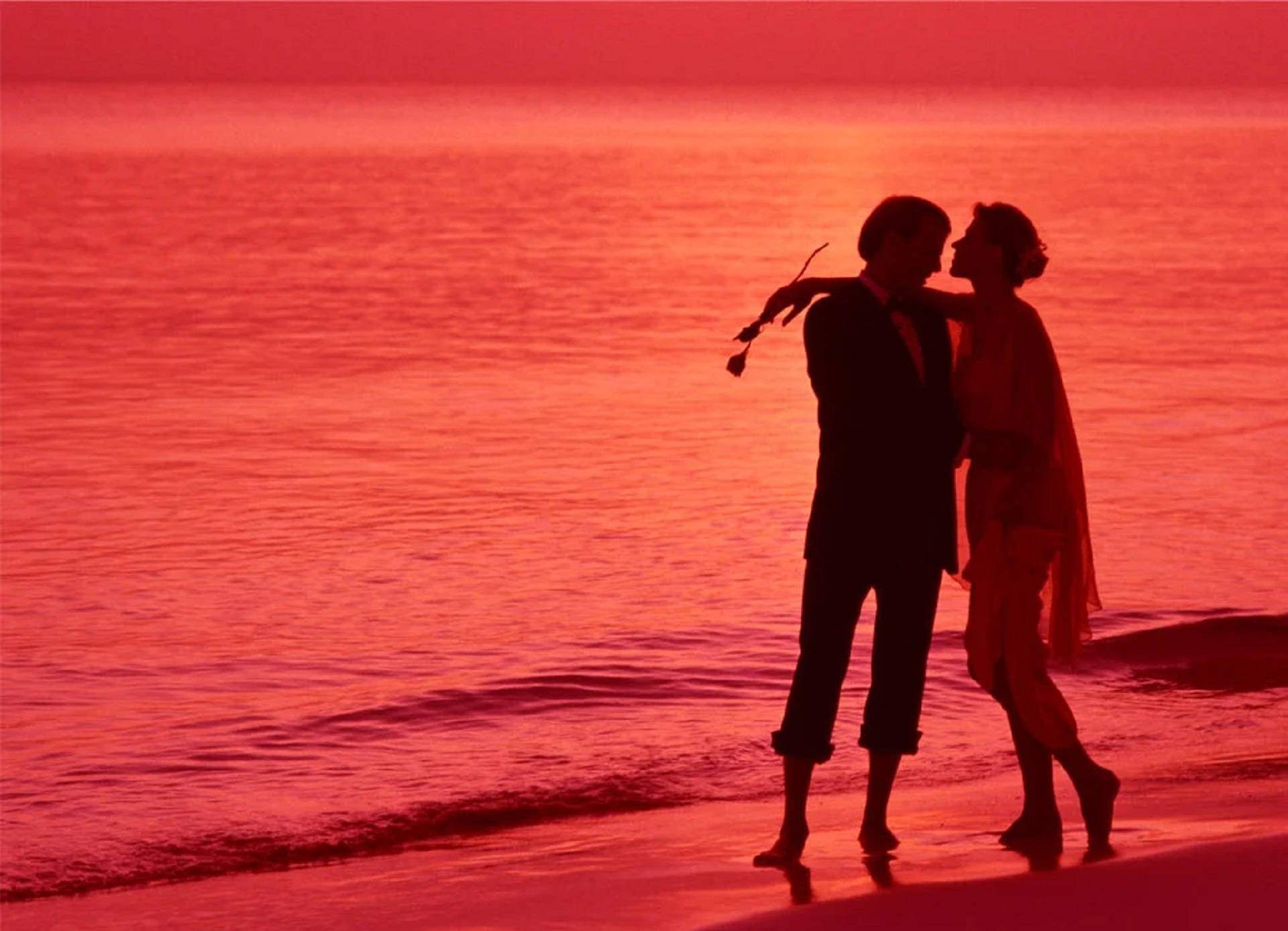 Couple In Beach Romantic Love Wallpaper