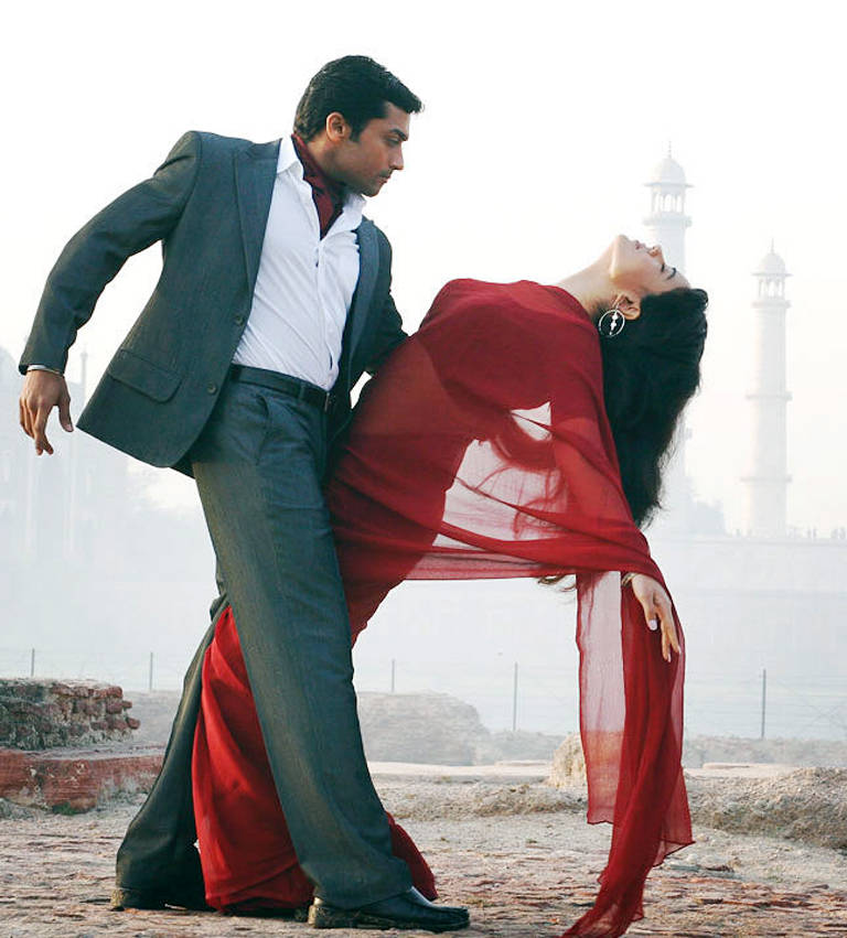 Dancing Surya And Meghna Vaaranam Aayiram Wallpaper