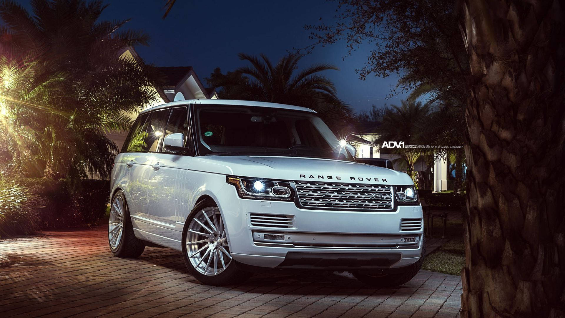 "See the Luxury of the Land Rover in Action" Wallpaper