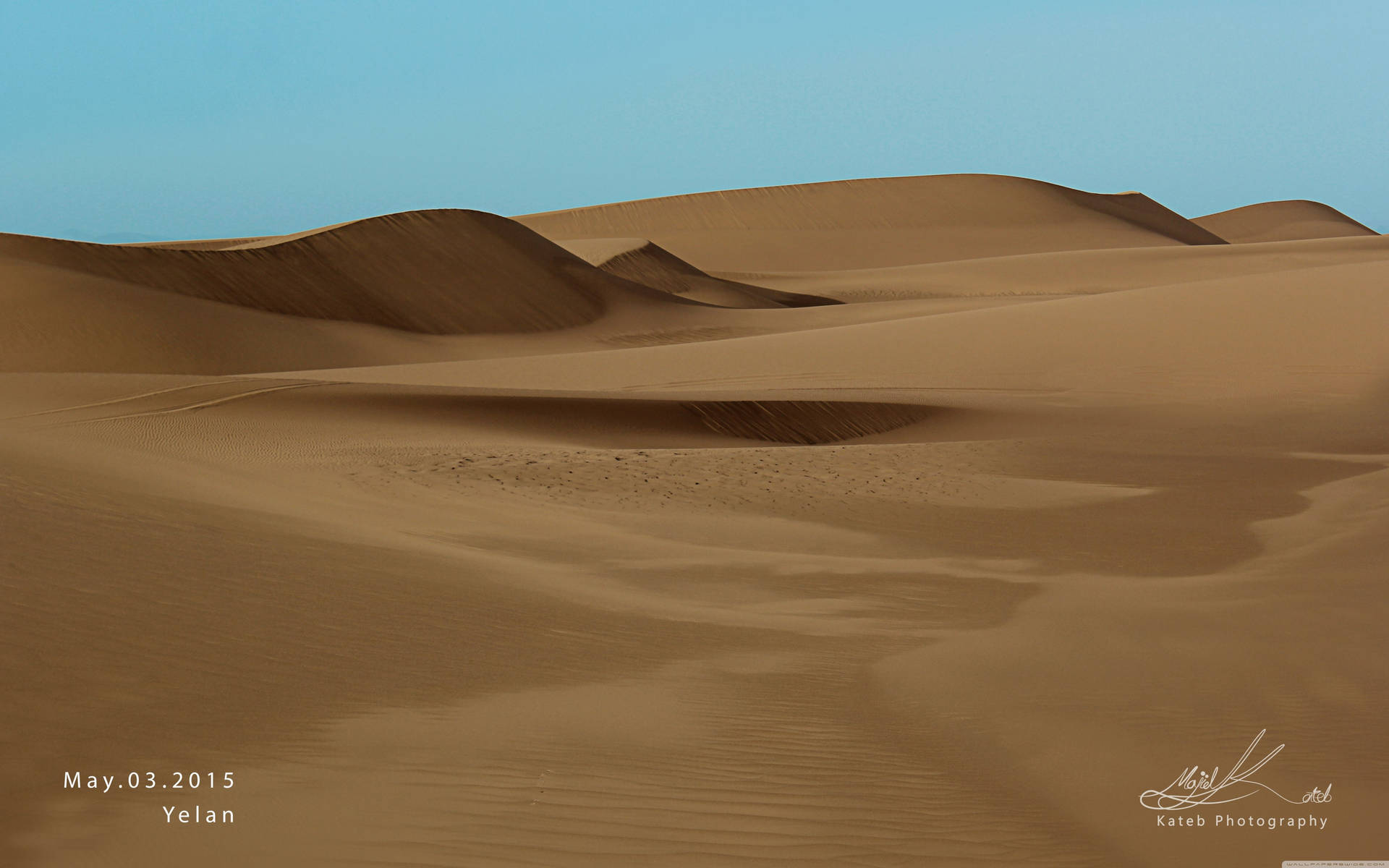 Enjoy the stunning beauty of an endless desert. Wallpaper