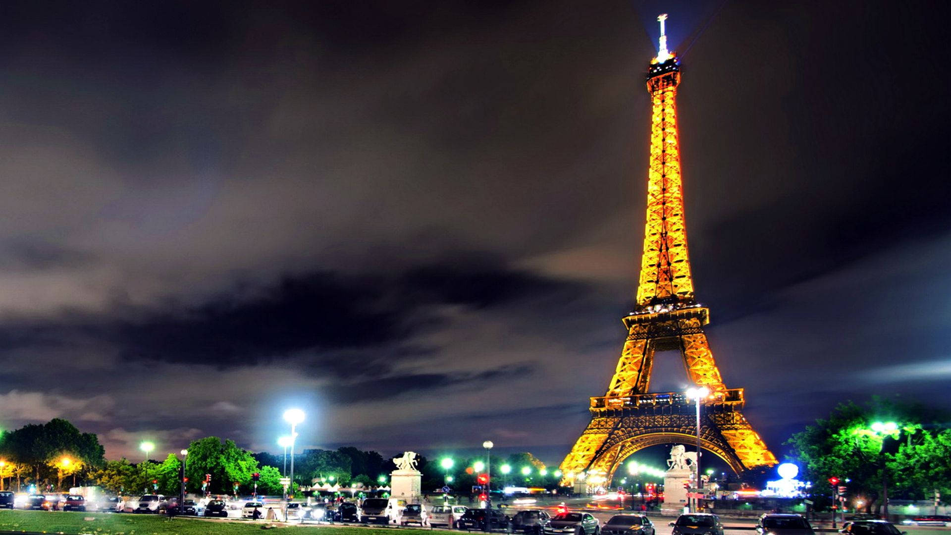 The Eiffel Tower lit up at night Wallpaper