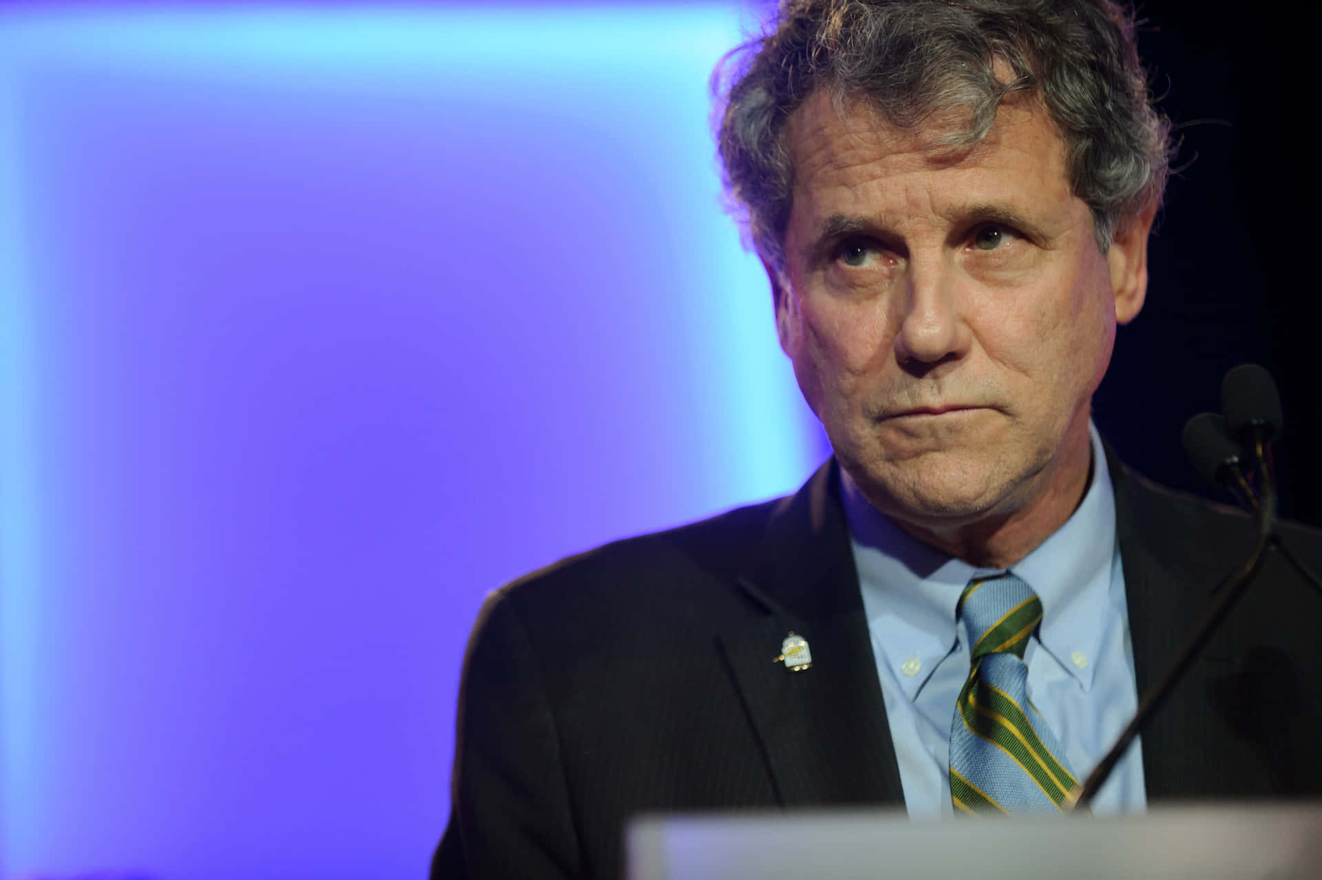 Caption: Sherrod Brown With A Frowning Facial Expression Wallpaper