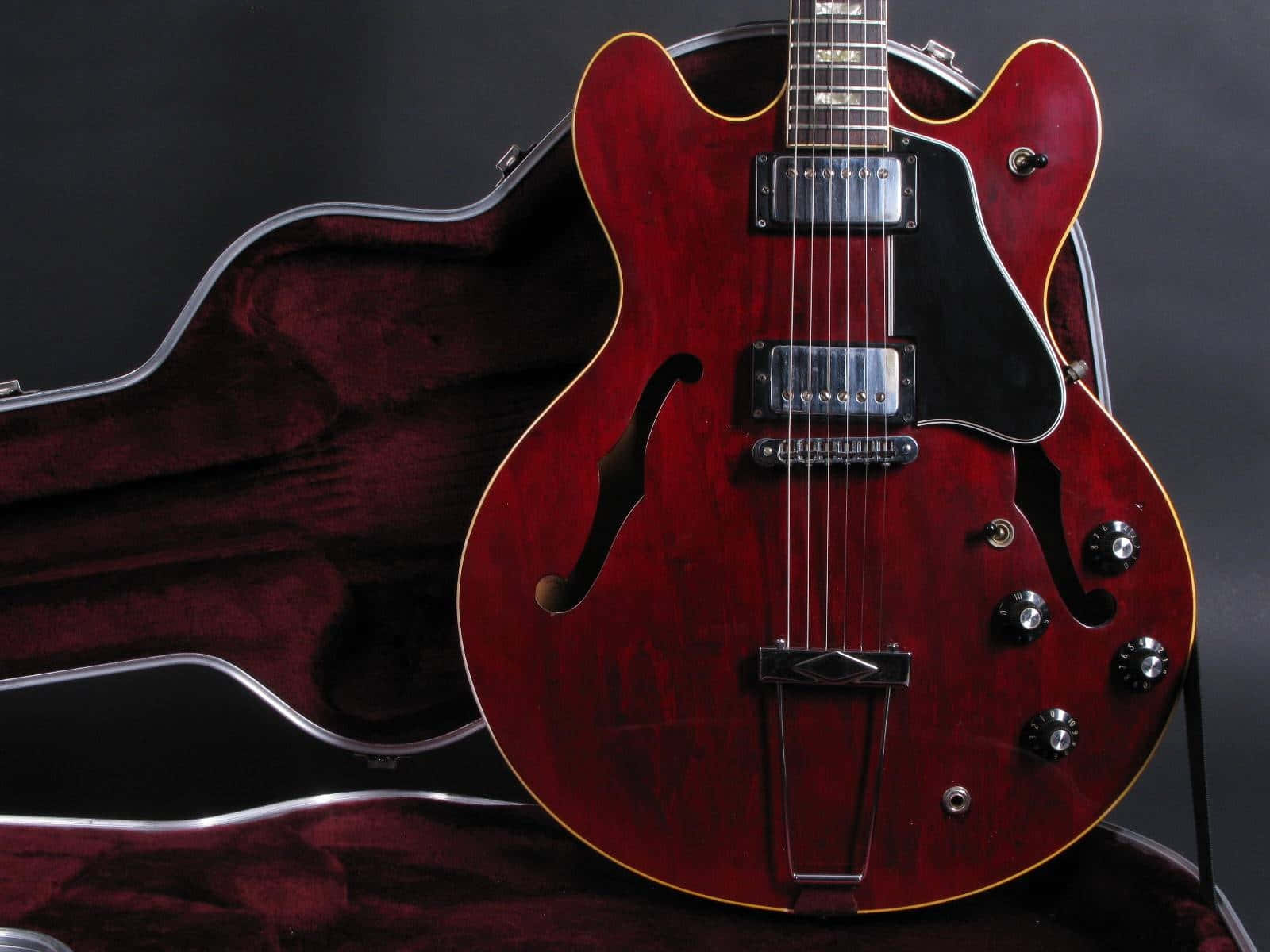 "Experience the Powerful Sound of Gibson 335" Wallpaper