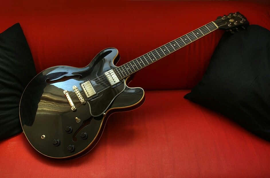 The iconic Gibson 335 - a classic staple for the modern musician. Wallpaper