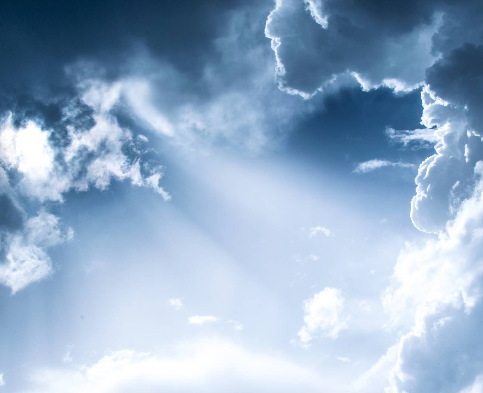Experience the beauty of heavenly clouds Wallpaper