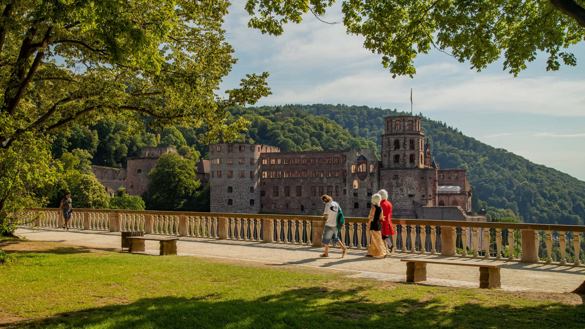 Heidelberg Castle Tourists Wallpaper