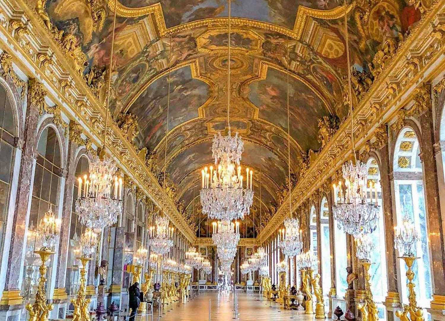 Inside The Hall Of Mirrors In The Palace Of Versailles Wallpaper