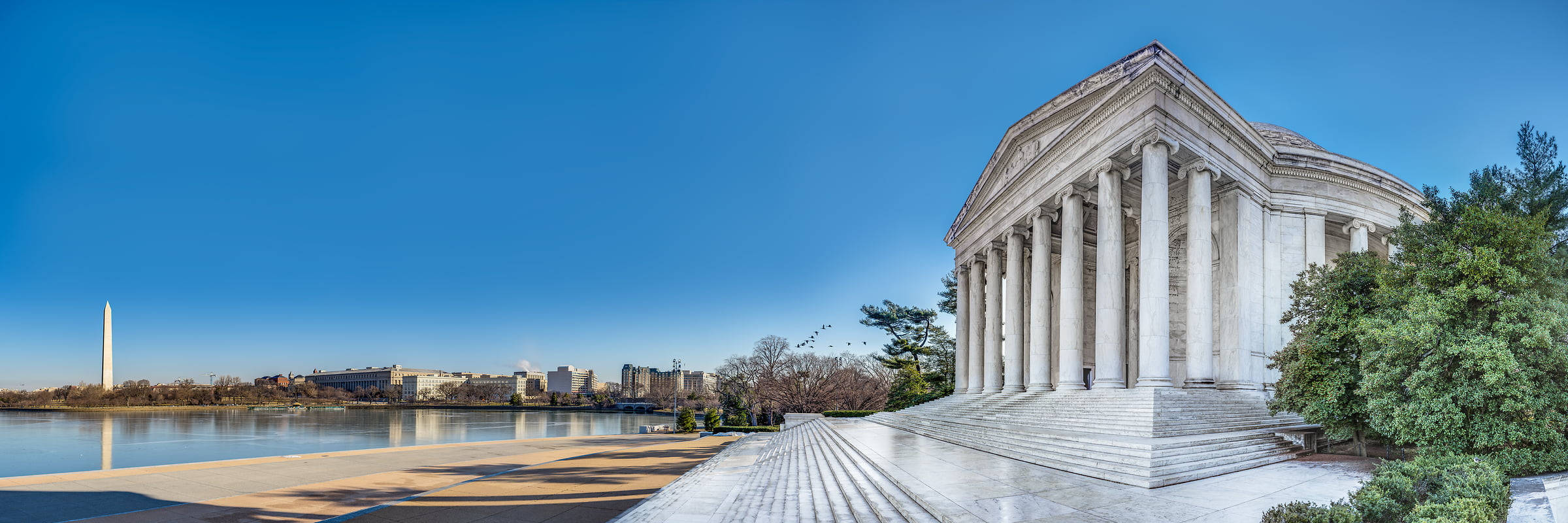 Stunning Panoramic View of the Jefferson Memorial Wallpaper