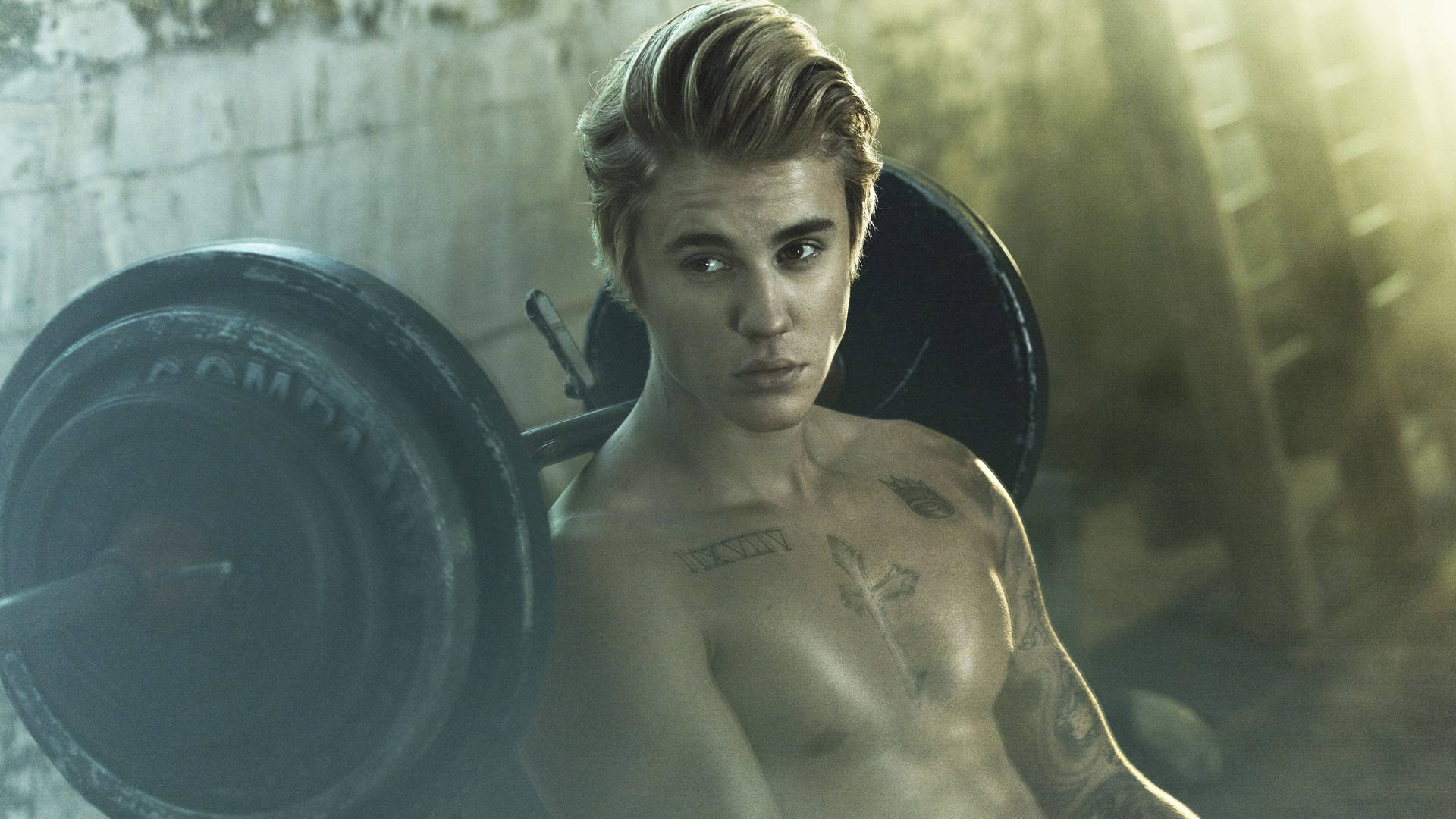 "World-renowned pop star Justin Bieber shows off his amazing gym body." Wallpaper