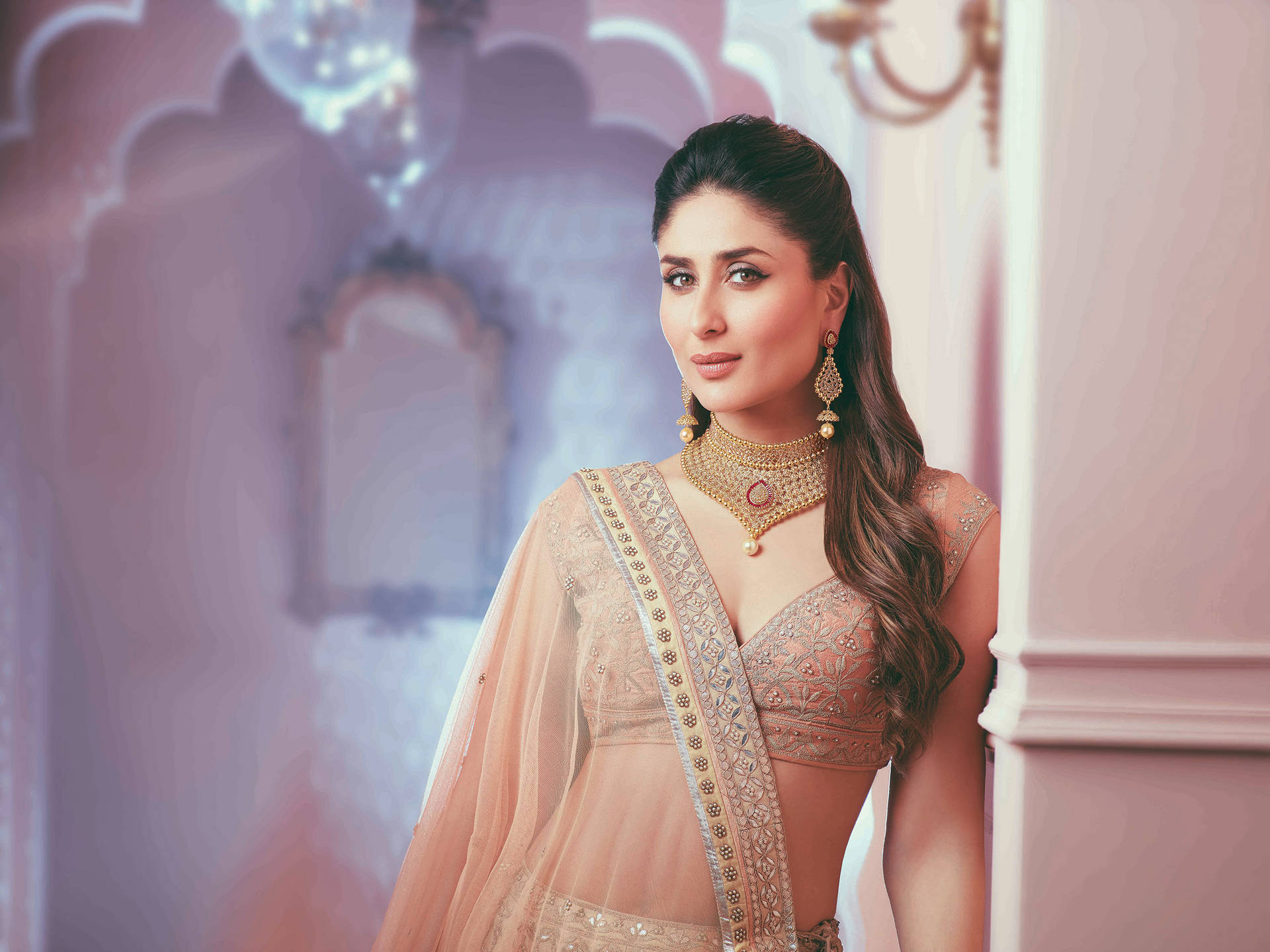 Kareena Kapoor Gold Jewelry Photoshoot Wallpaper