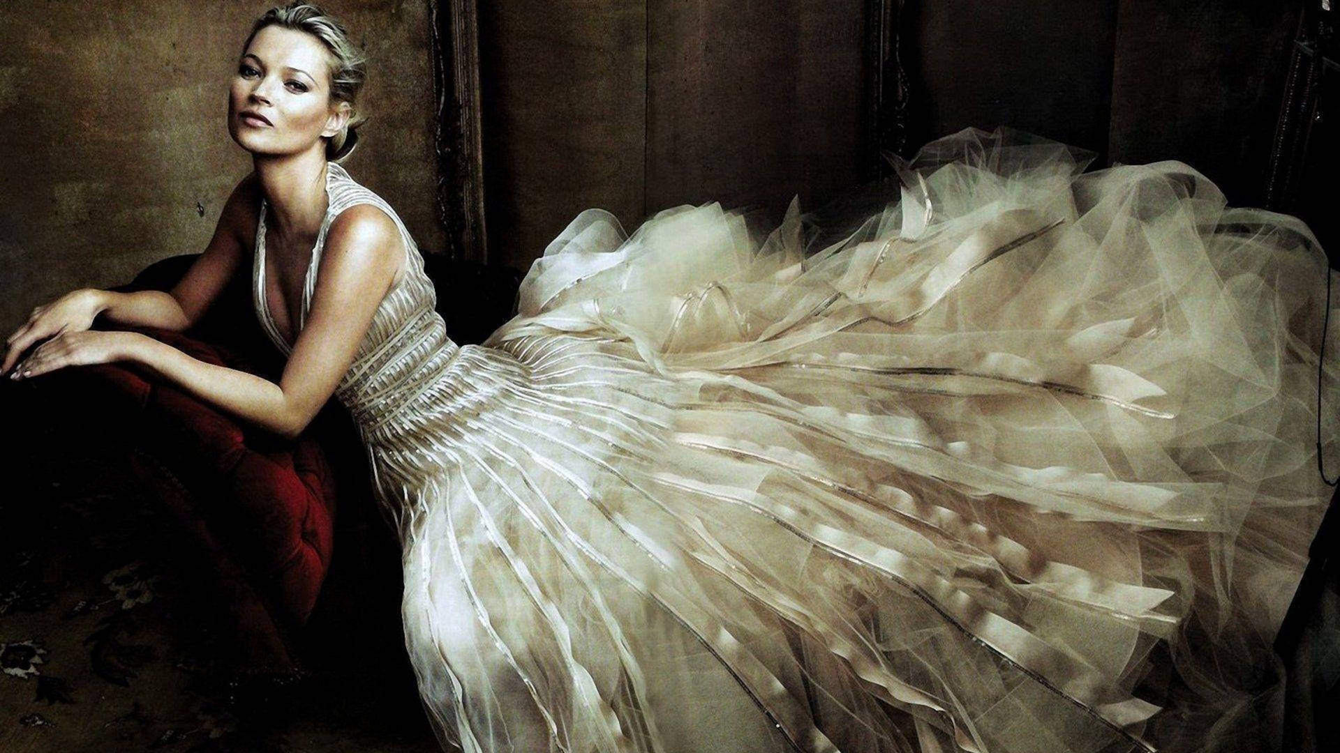 Kate Moss In White Gown Wallpaper
