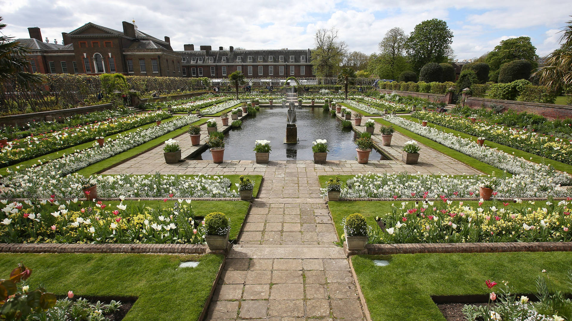 Kensington Palace Gardens And Fountain Wallpaper
