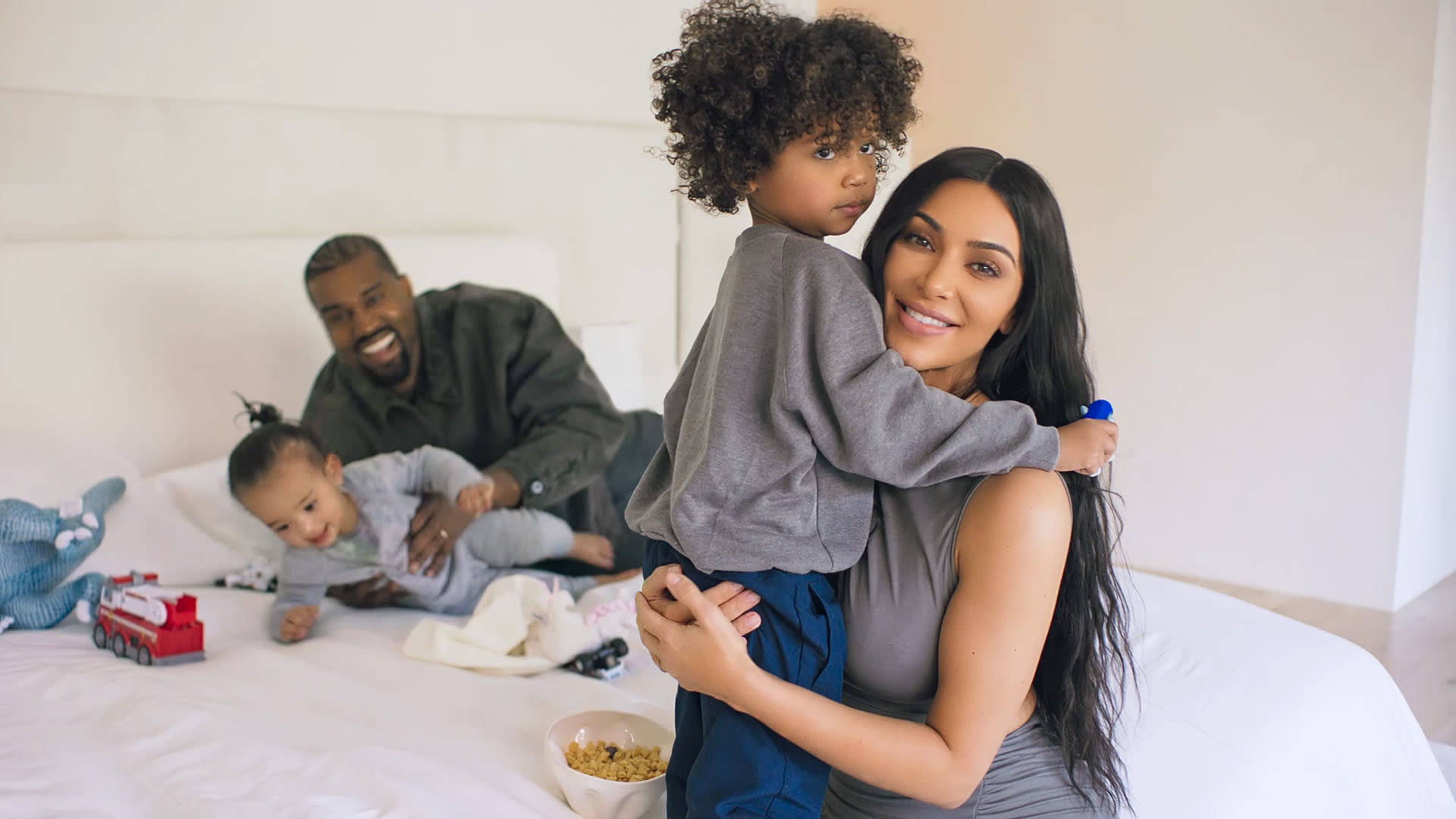 Kim Kardashian, surrounded by her family Wallpaper