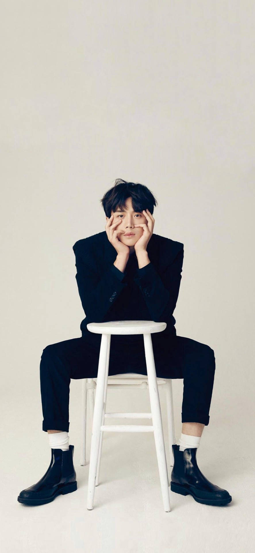 Kim Seon Ho sitting casually on a chair. Wallpaper