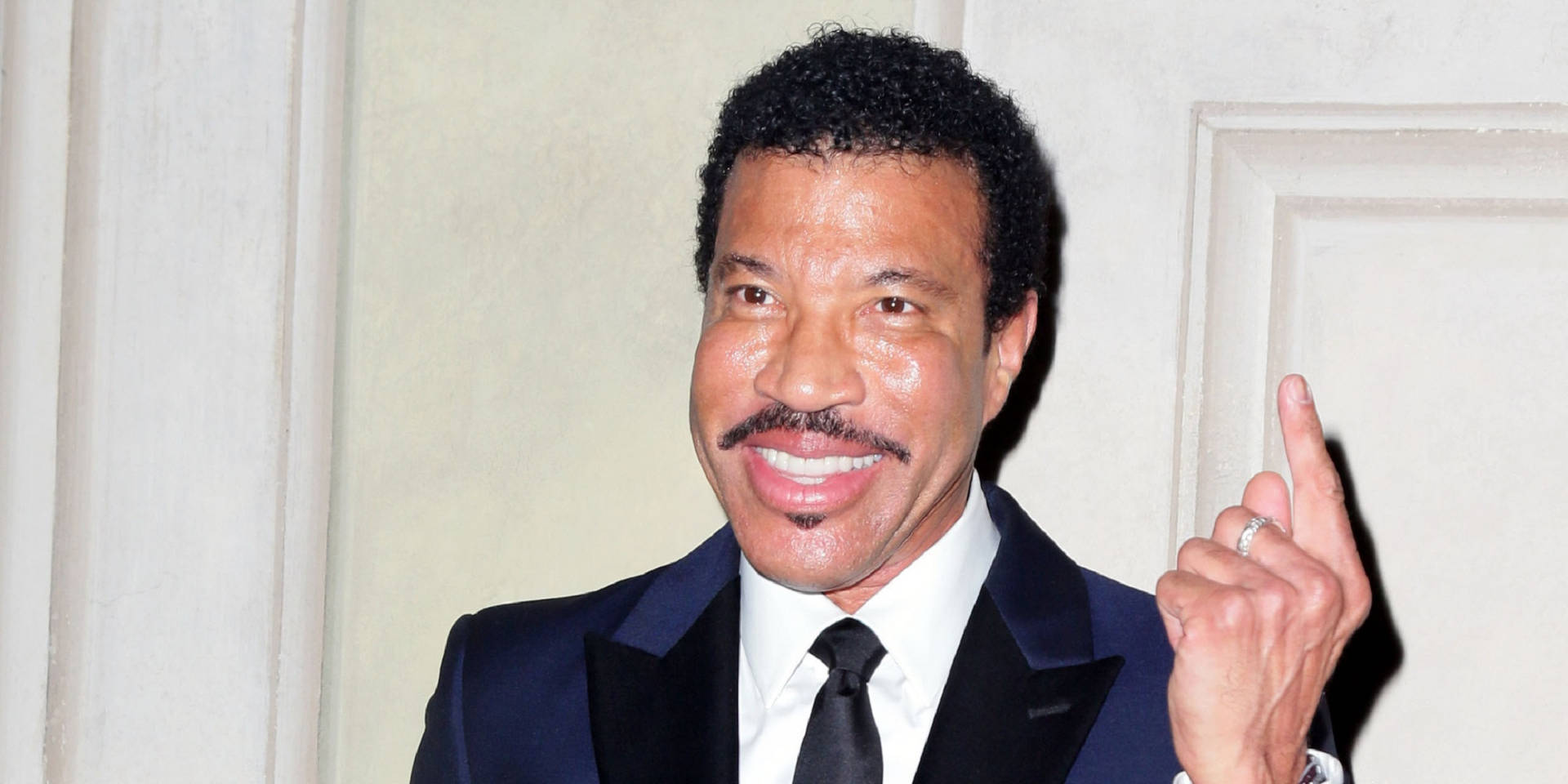 Lionel Richie Iconic Singer And Songwriter Wallpaper