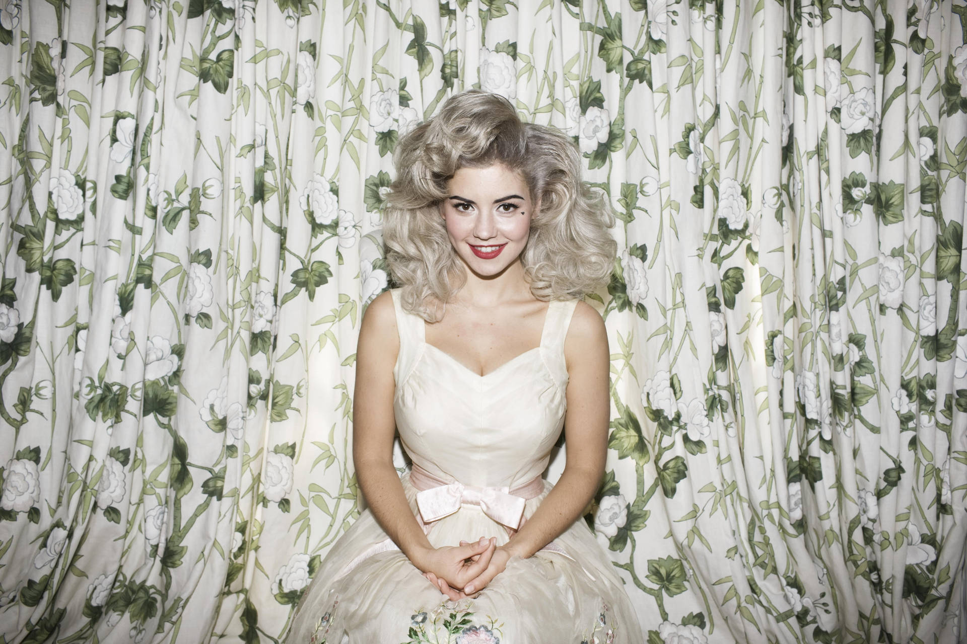 Marina and The Diamonds showcasing her stunning blonde look. Wallpaper