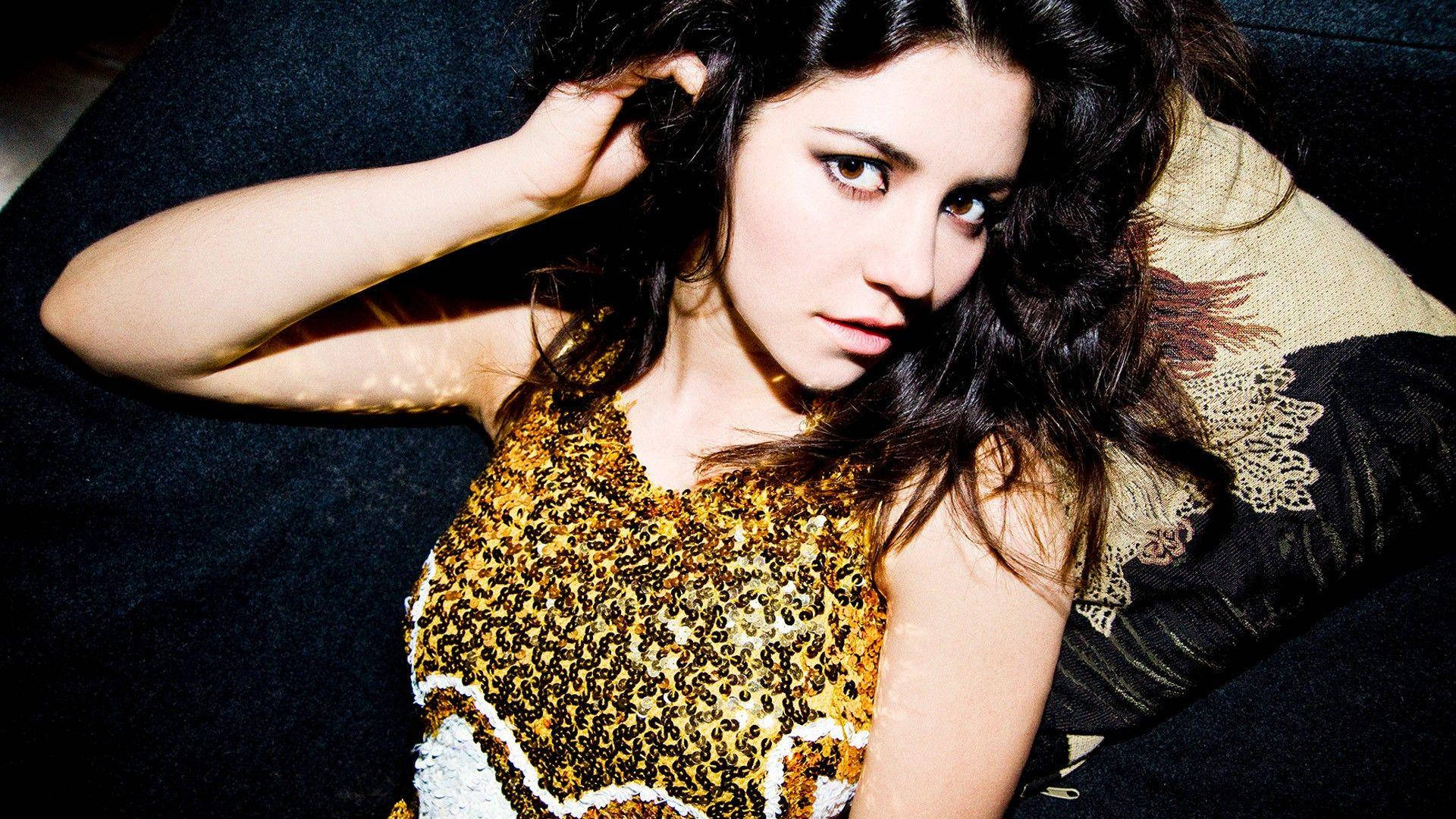 Marina And The Diamonds In Gold Wallpaper