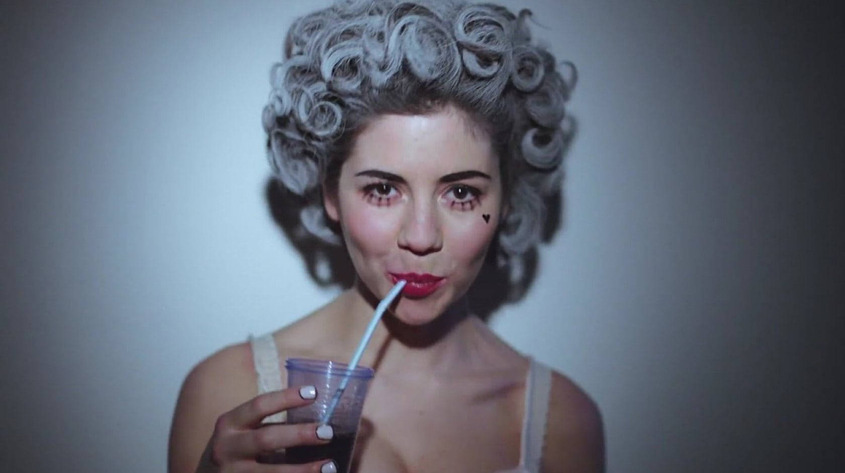 Marina And The Diamonds Vintage Hair Wallpaper