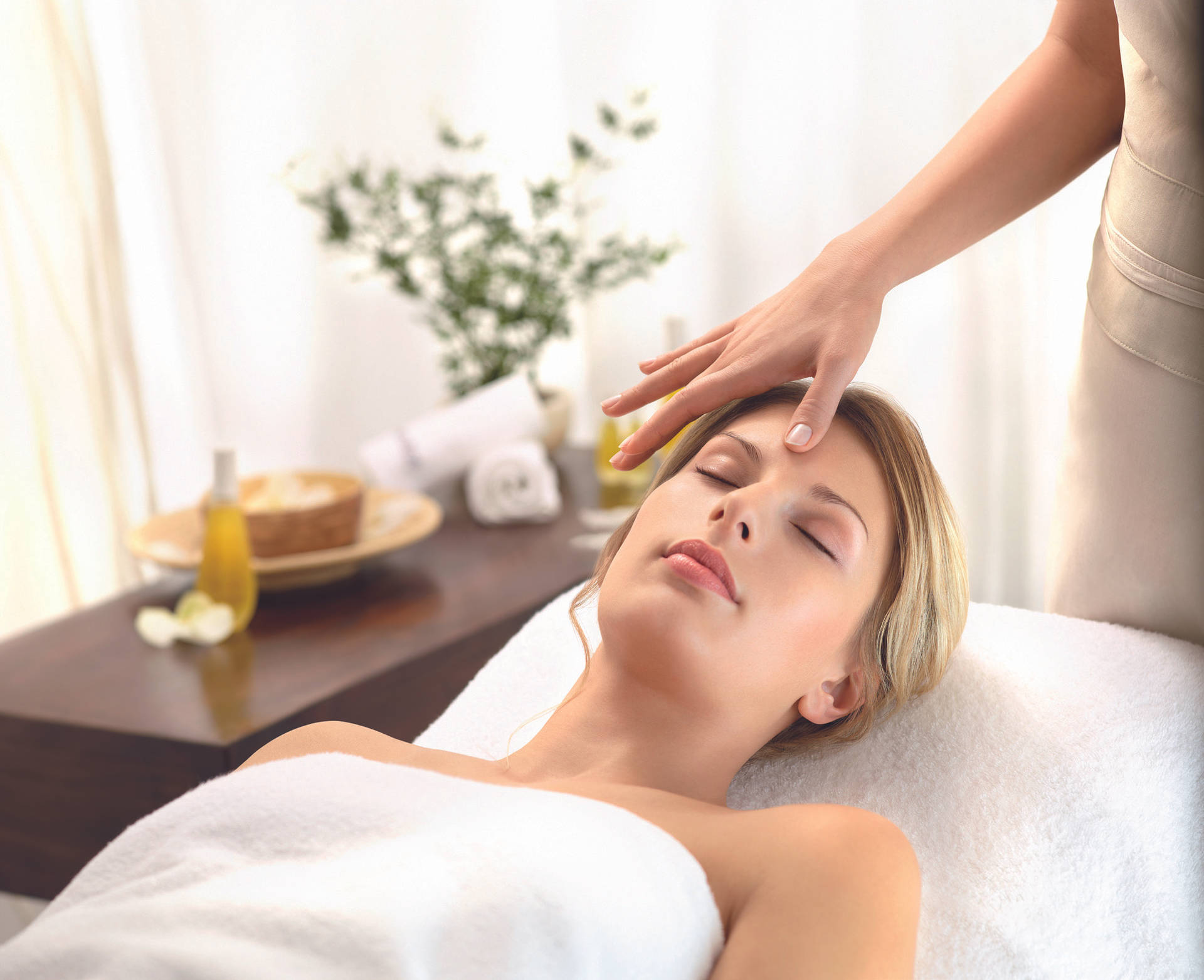 Massage In A Beauty Salon Wallpaper