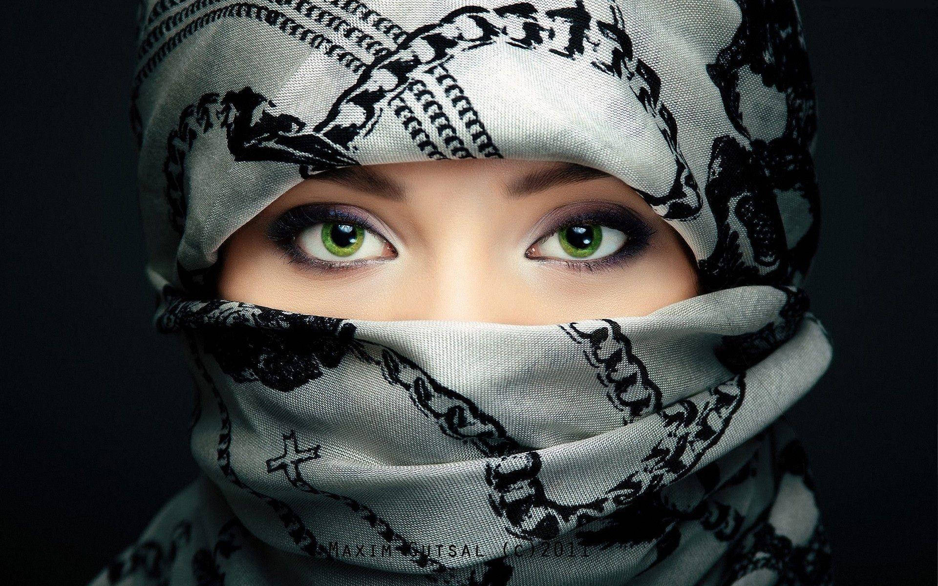 Mysterious Hijab Girl Wallpaper