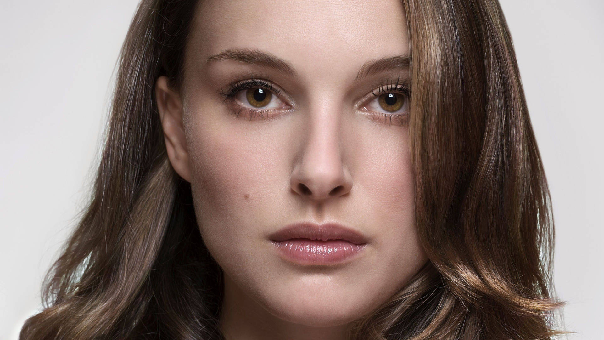 "Actress Natalie Portman Looking Flawlessly Natural Without Makeup" Wallpaper