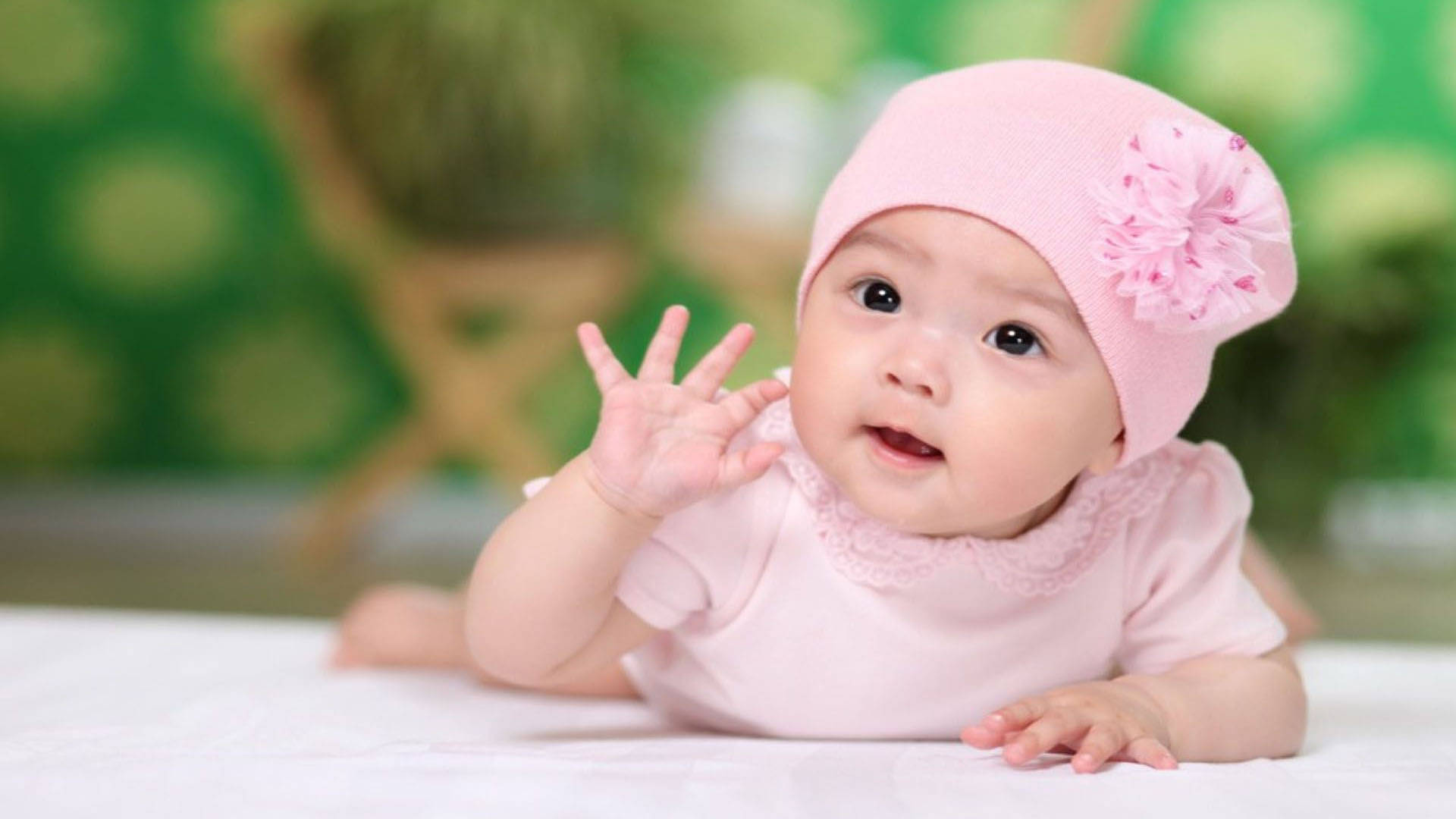 Newborn Cute Baby Girl Wallpaper
