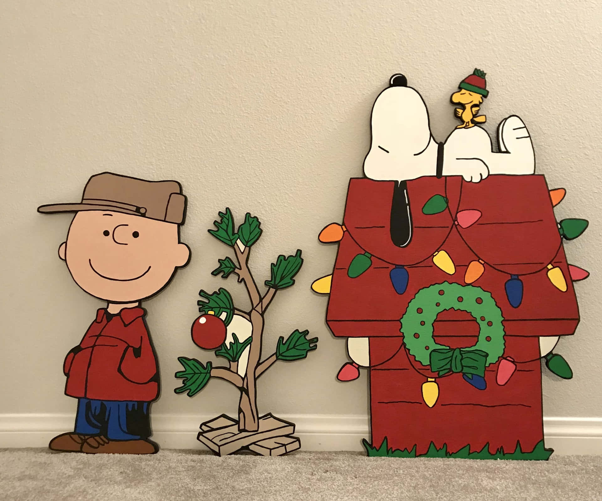 Celebrate the holiday season with the Peanuts gang! Wallpaper