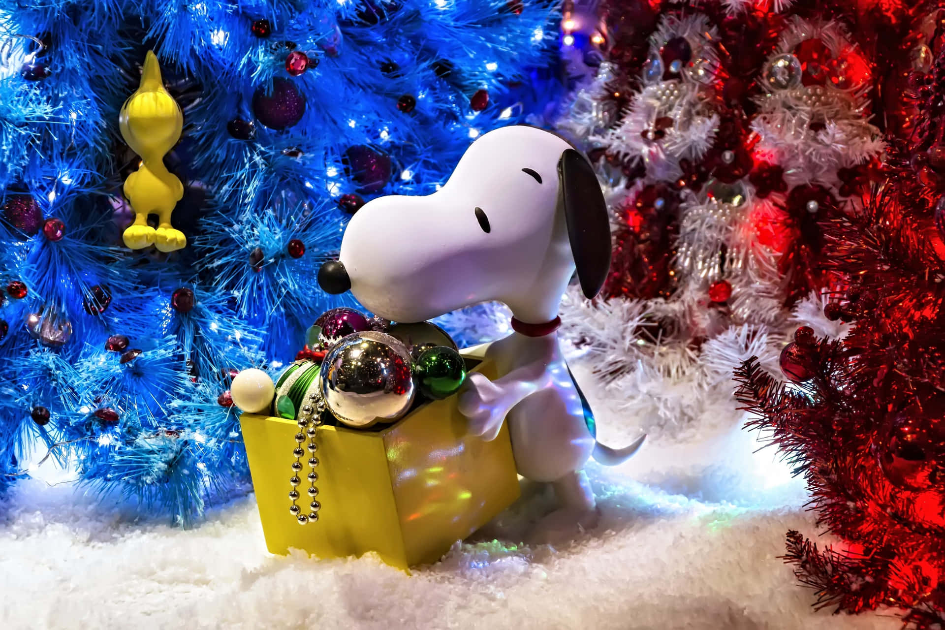 Celebrate Christmas with your family and the Peanuts Gang! Wallpaper