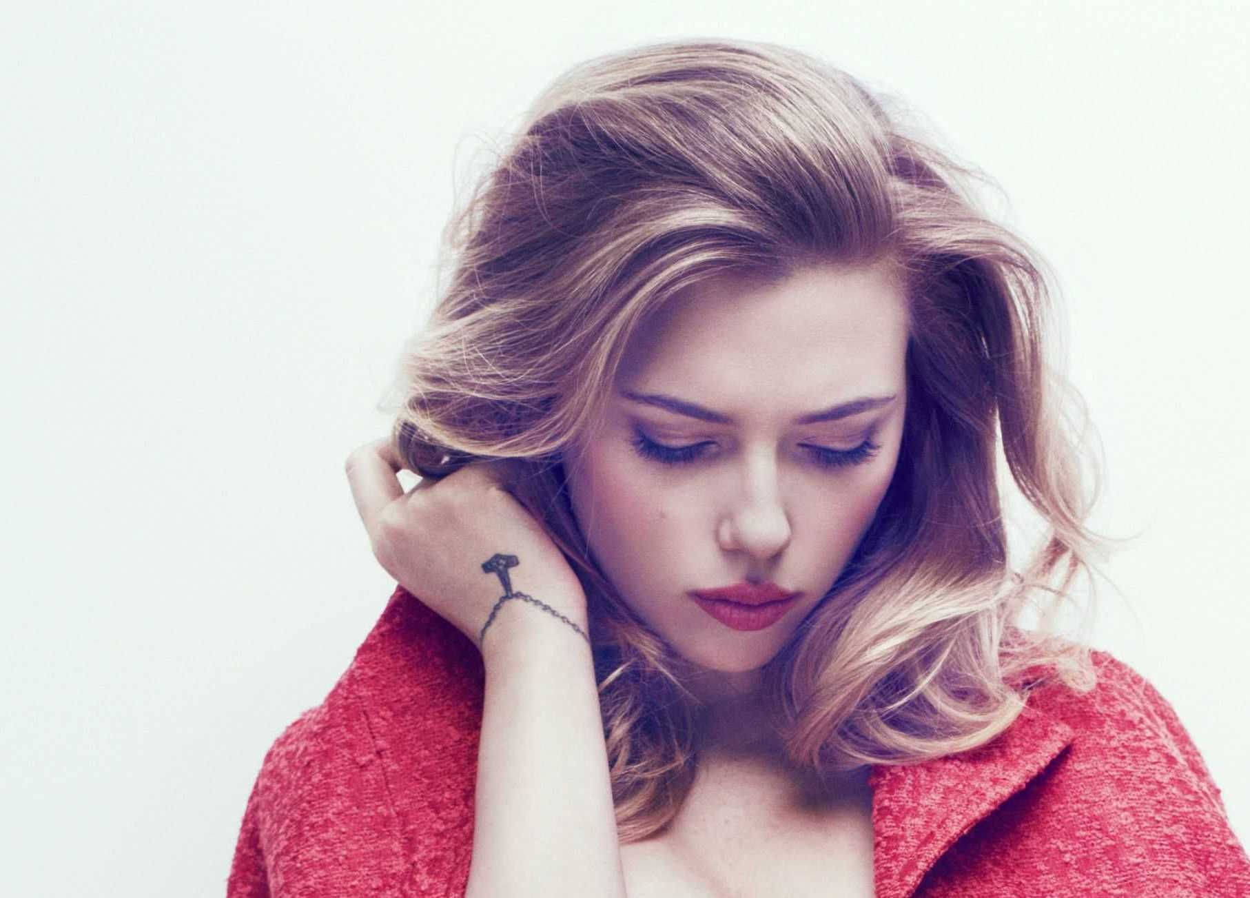 Scarlett Johansson looks sultry in a bright red jacket Wallpaper