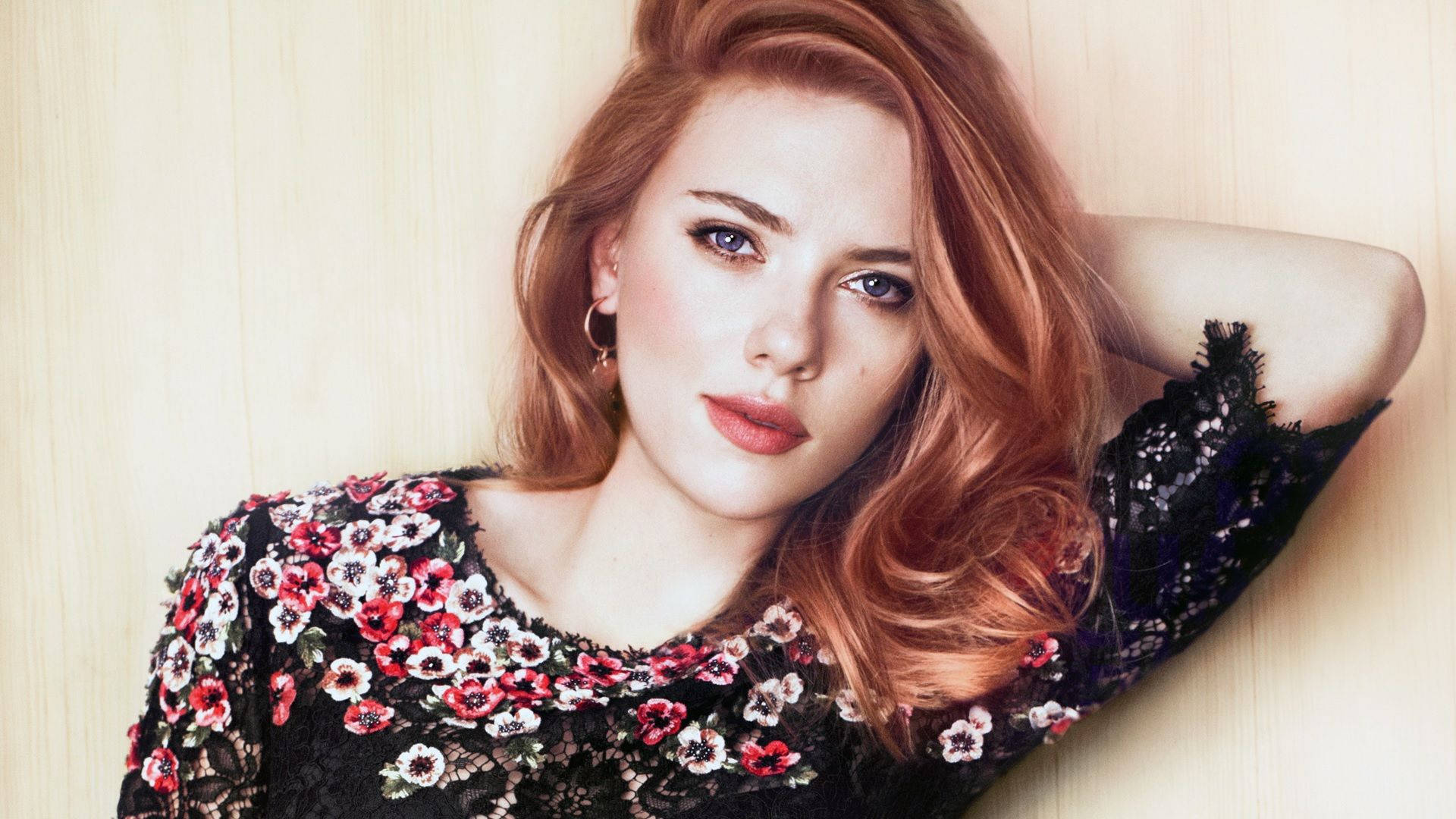 Scarlett Johansson looking stunning in spring look Wallpaper