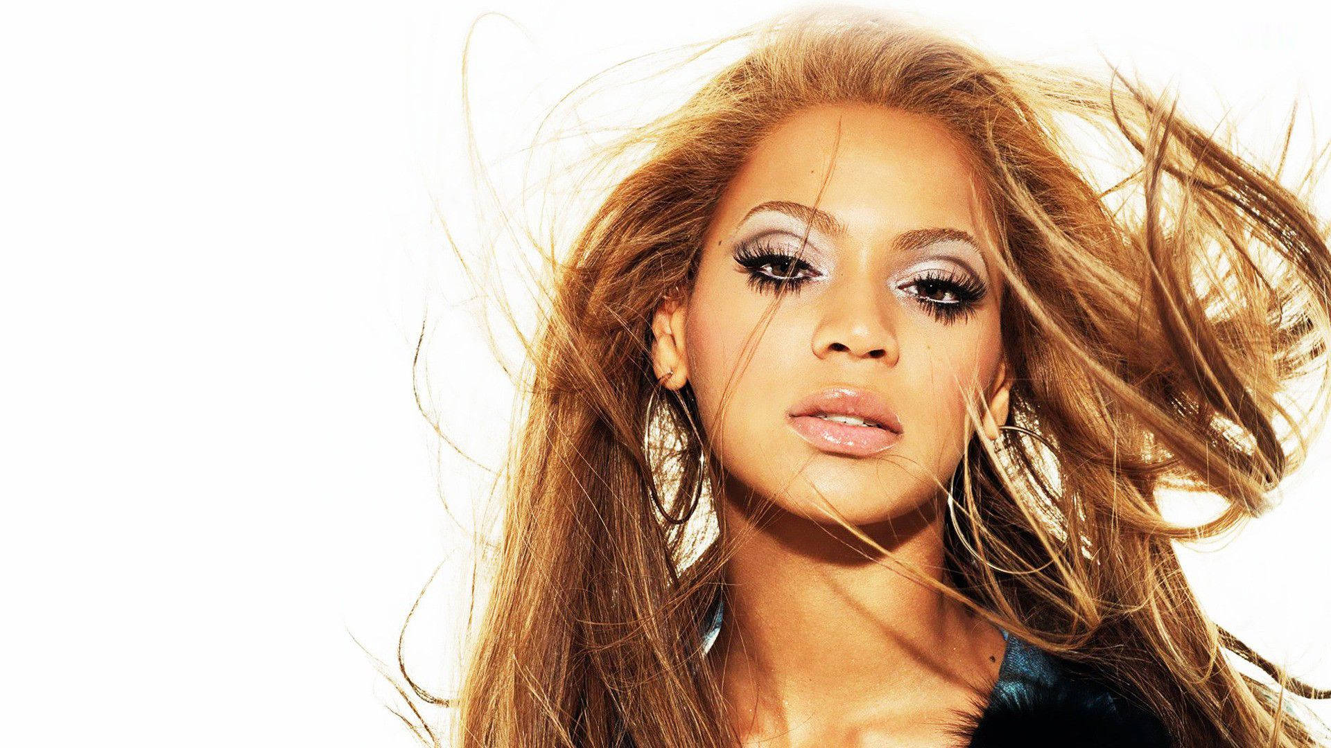 Pop diva Beyonce looks breathtakingly beautiful in the wind Wallpaper