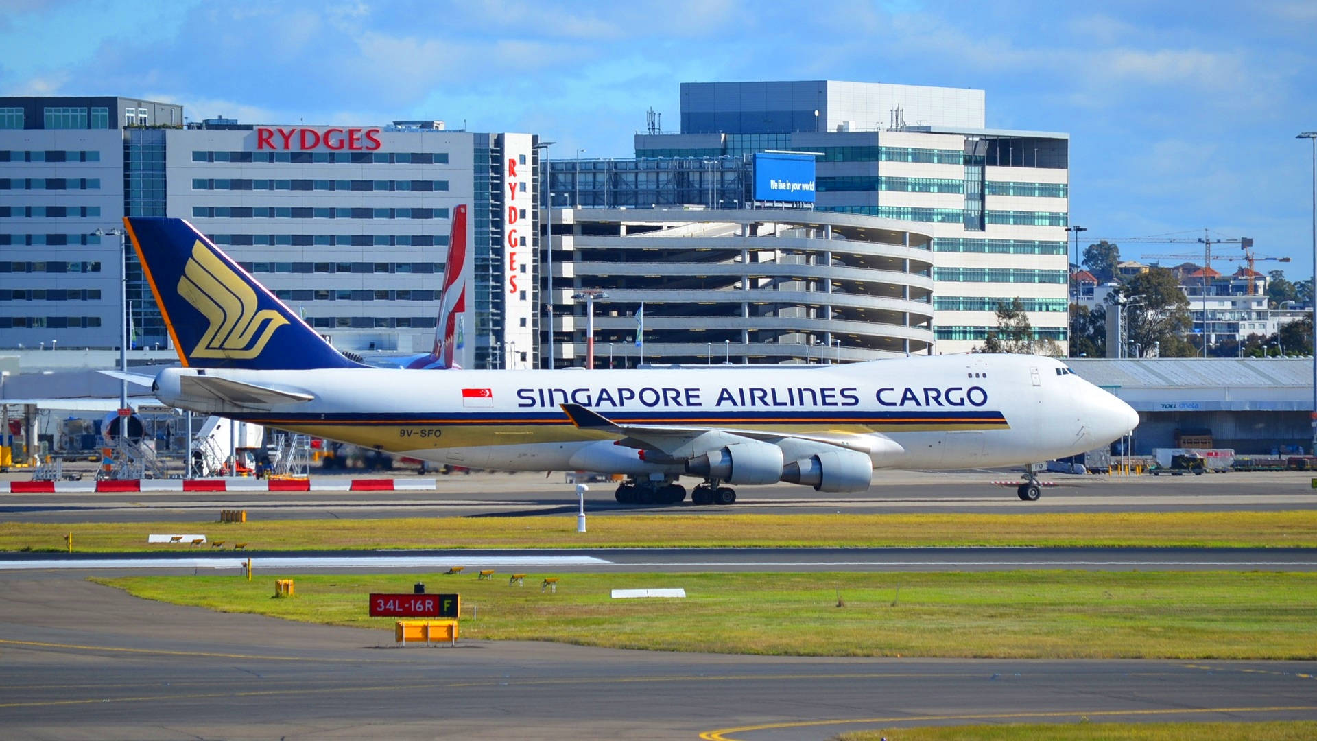 Singapore Airline At The Airport Wallpaper