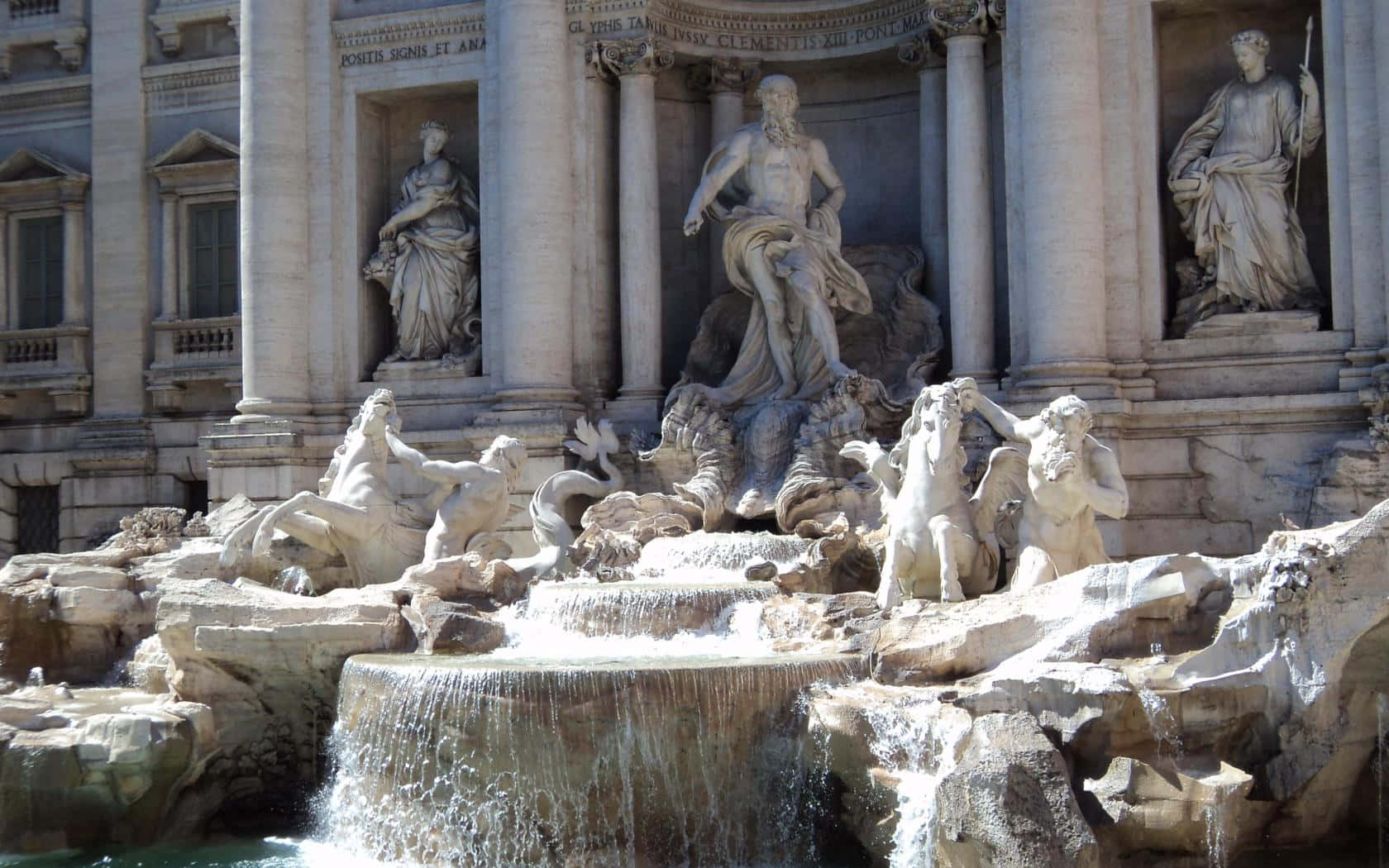 Stunning Statues Of The Trevi Fountain Wallpaper