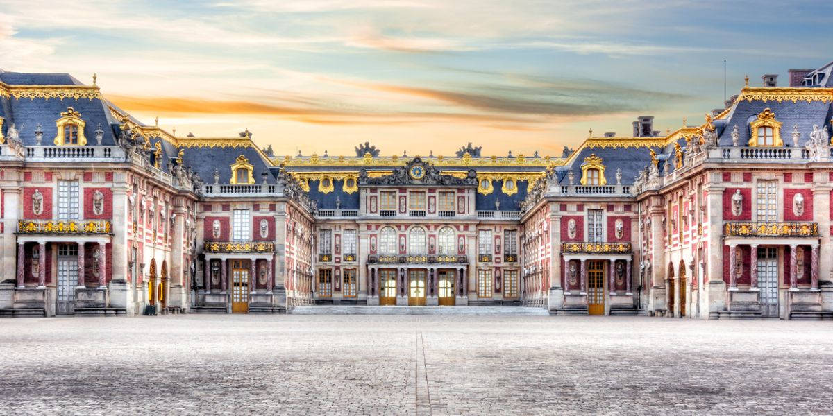 Caption: Majestic View of Palace of Versailles' Courtyard Wallpaper