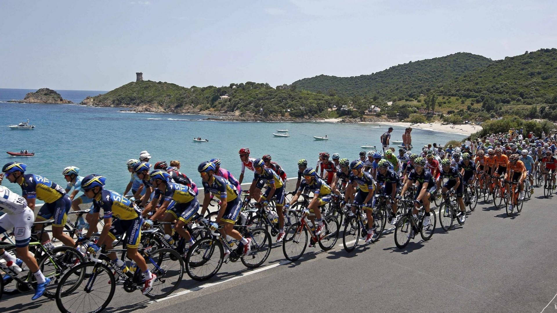 Tour De France Near The Sea Wallpaper