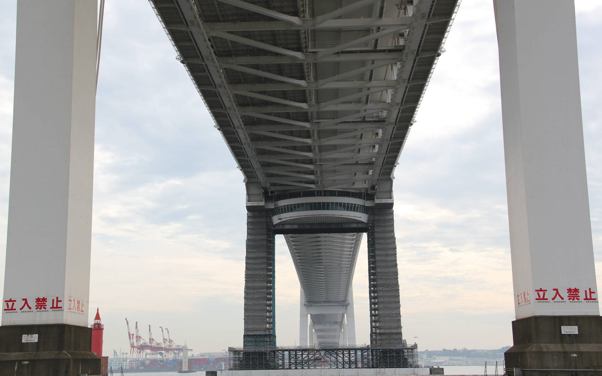 Picturesque Yokohama Bridge at Dusk Wallpaper