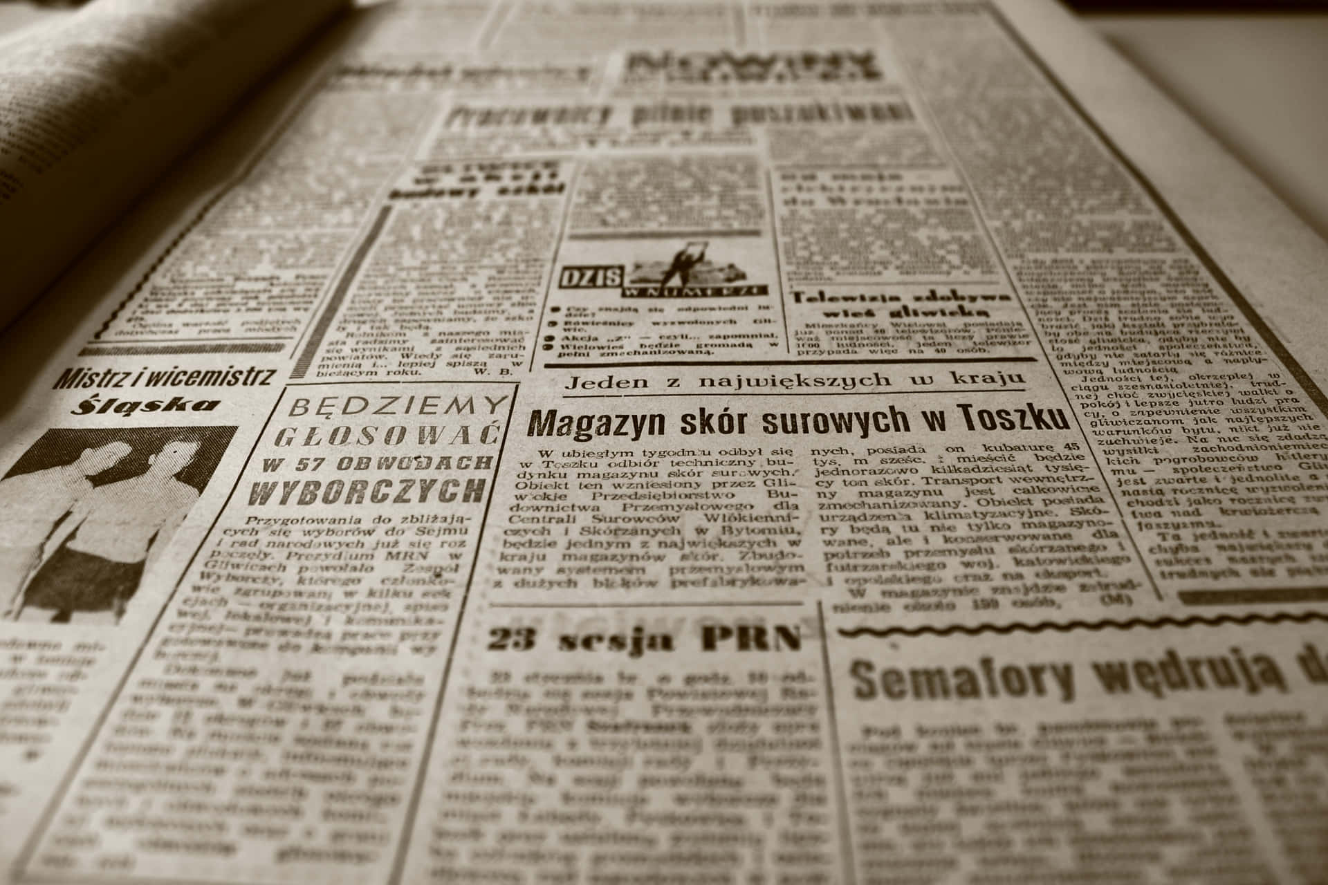 Vintage Newspaper One Page Wallpaper