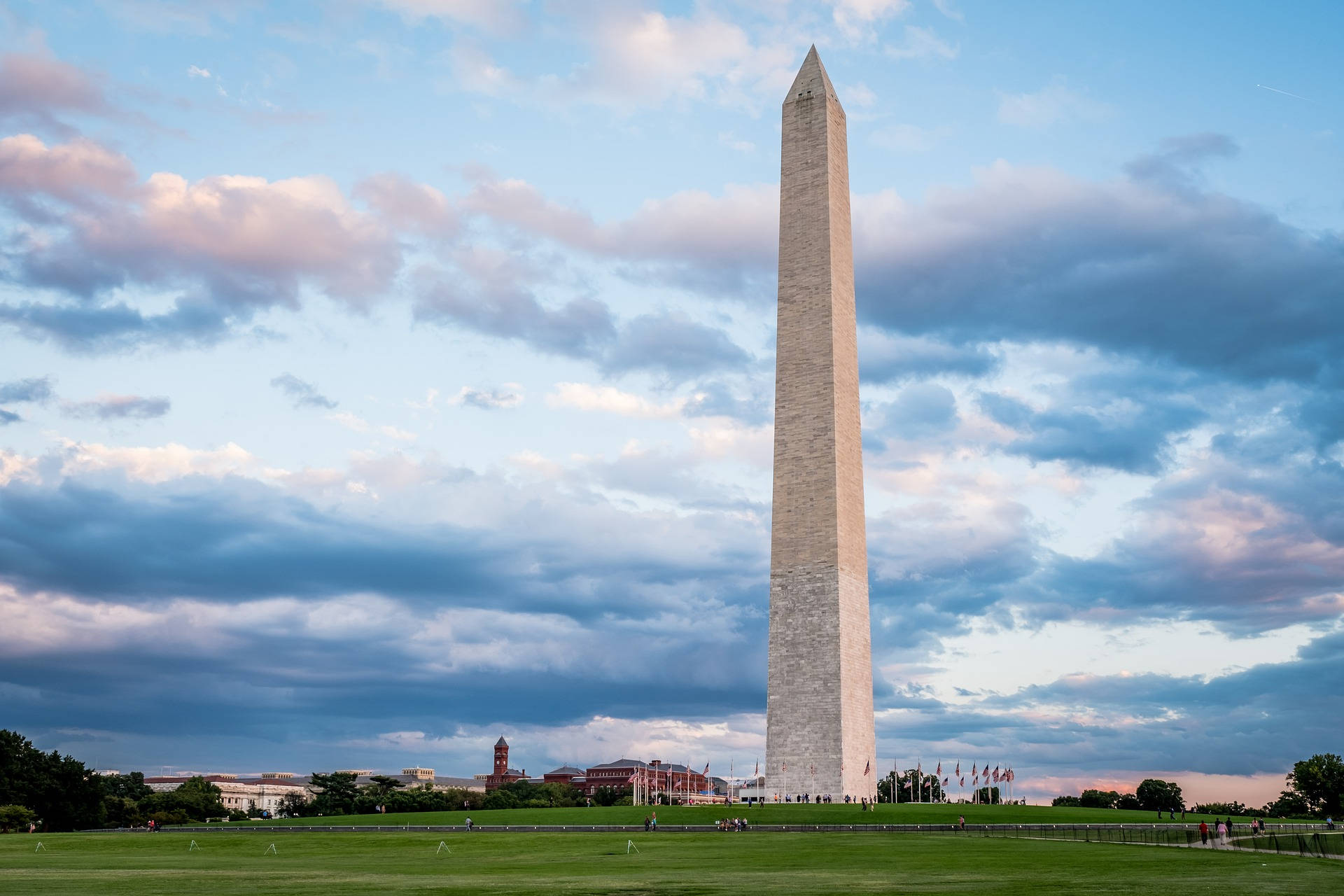 Washington Monument Under Fading Evening Light Wallpaper